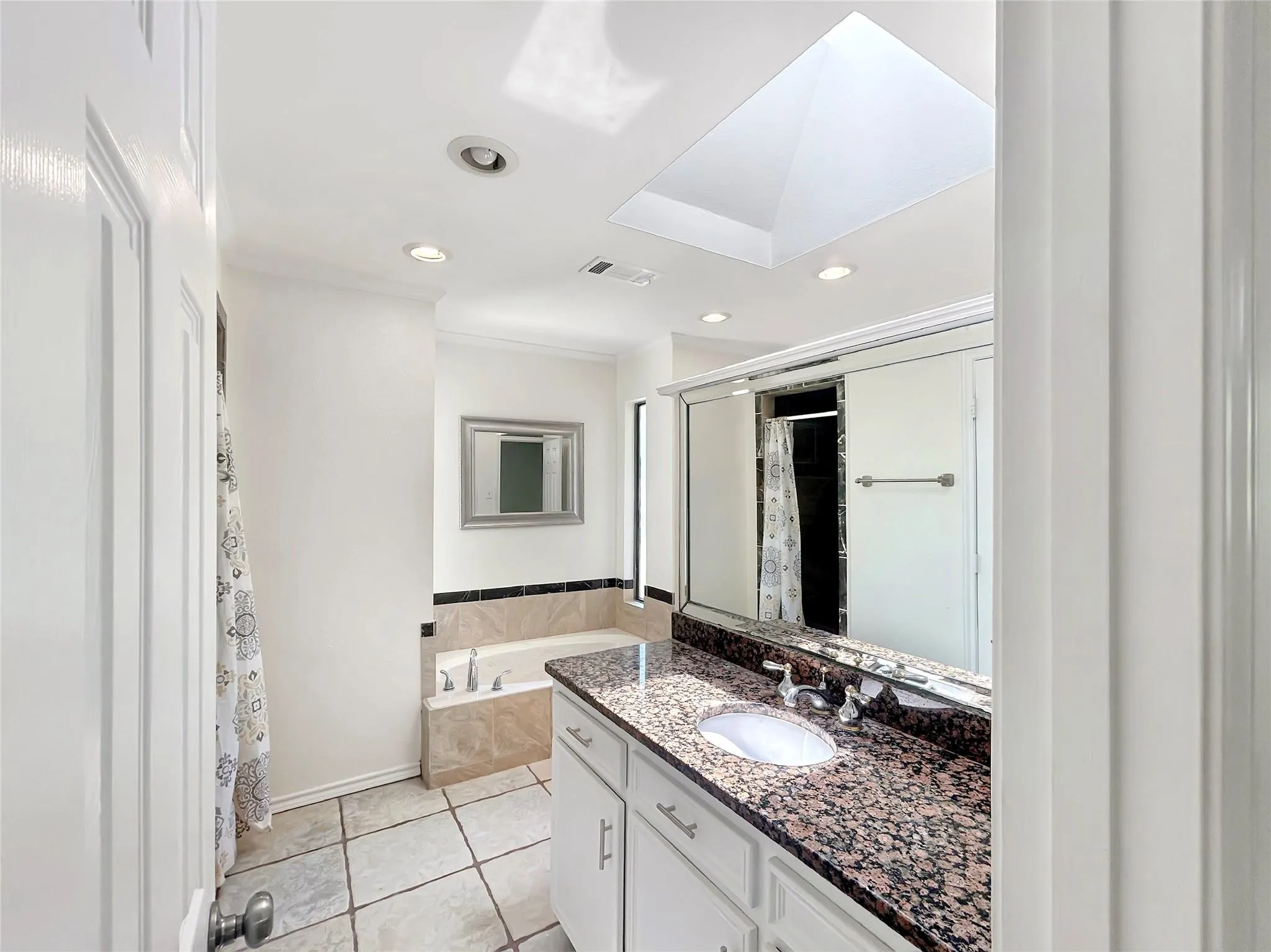 Single Family Residence For Rent in Denton County , 2312 Bush Circle, Carrollton, Texas 75007, 4 Bedroom, 3 Bathroom, 2 Garage spaces, 2,361 Sqft, built in 1983, mls#21364334, Real Estate Agent in Carrollton, Homes For Rent in Denton county, Homes For Rent in Carrollton, Realtor in Carrollton Texas, Real Estate Brokerage Independent Realty Texas, Luminita Cordes Realtor