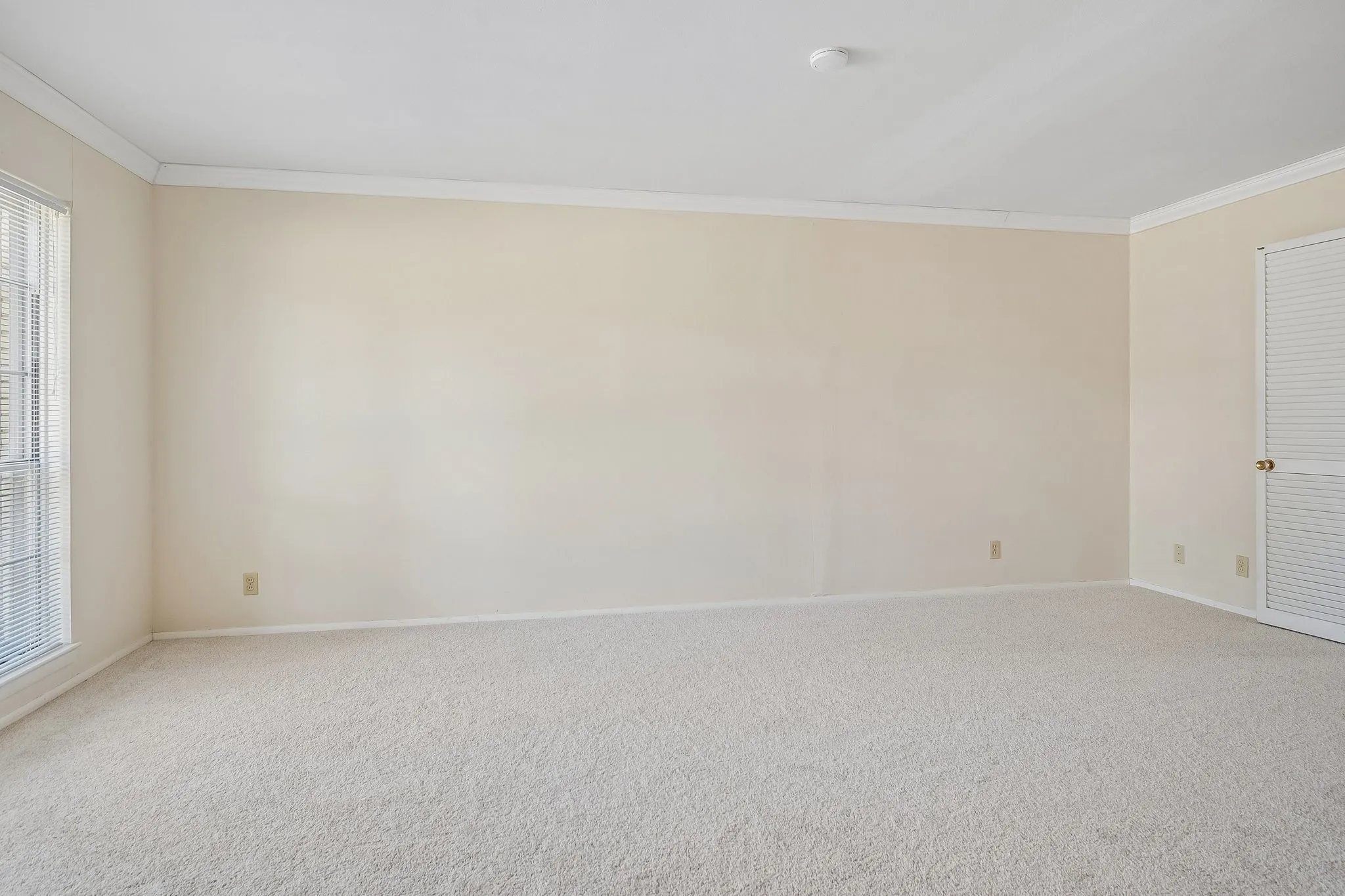 Neutral color tones create a bright and welcoming atmosphere for hosting and relaxing.