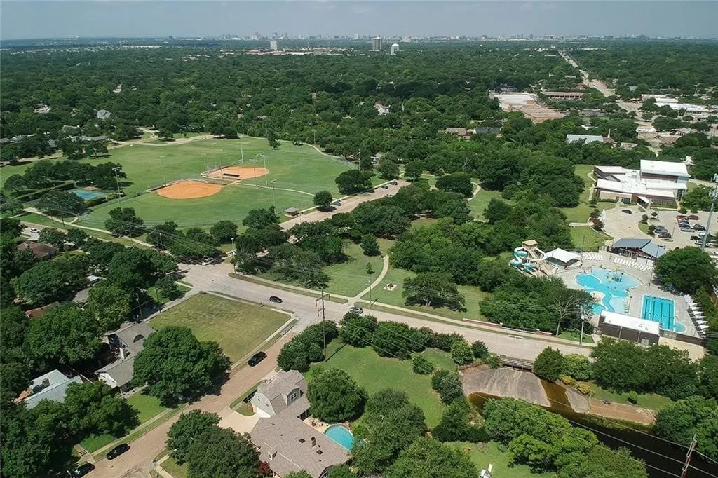Heights Park, Heights Aquatic Center, and Heights Rec Center all within minutes in this prime West Richardson location!