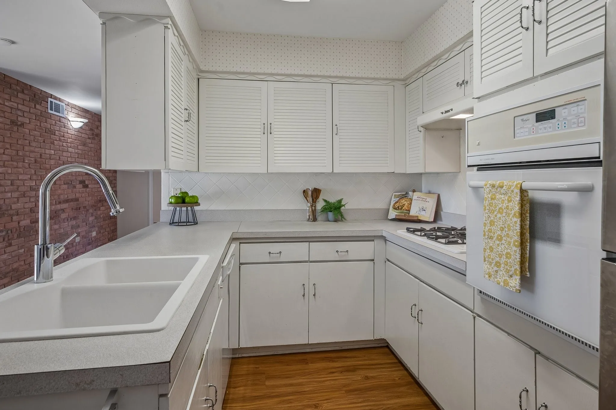 Plumbed for gas cooking, this kitchen is classy and functional.