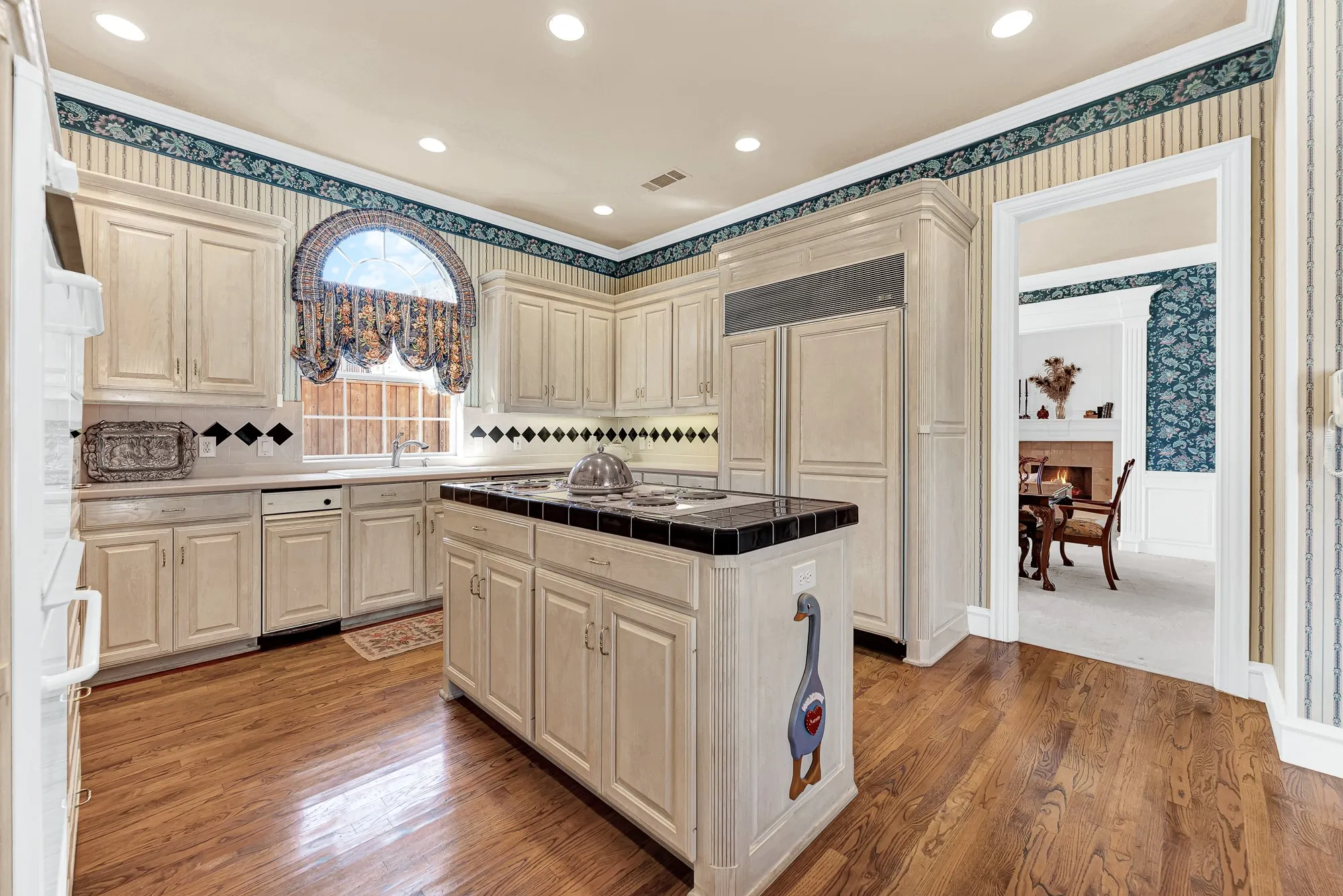 An arched accent window draws bright outdoor rays directly over the deep sink basin. Enjoy catching up on your favorite podcast while washing morning berries for breakfast.