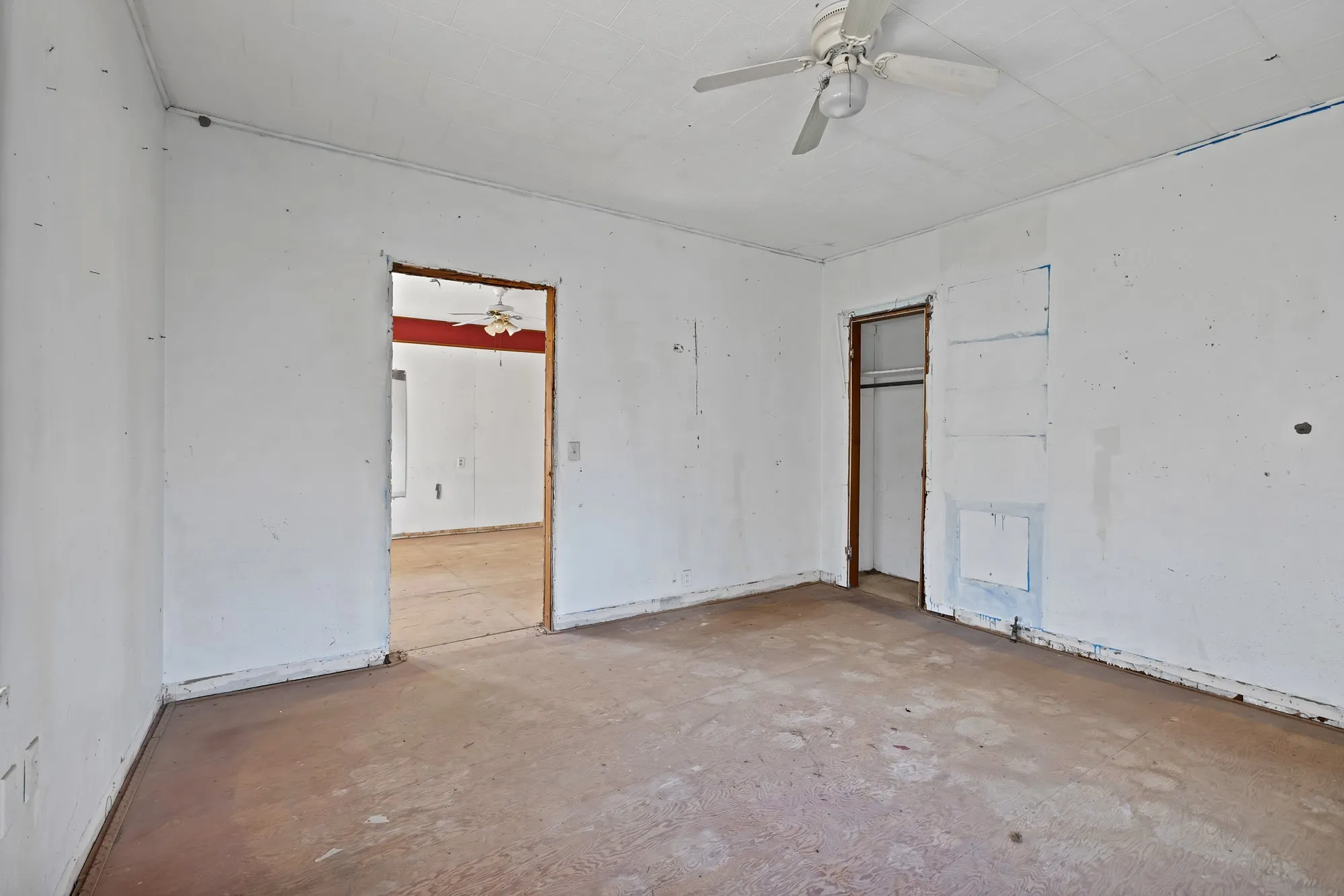 Unfurnished bedroom featuring a ceiling fan and concrete floors
