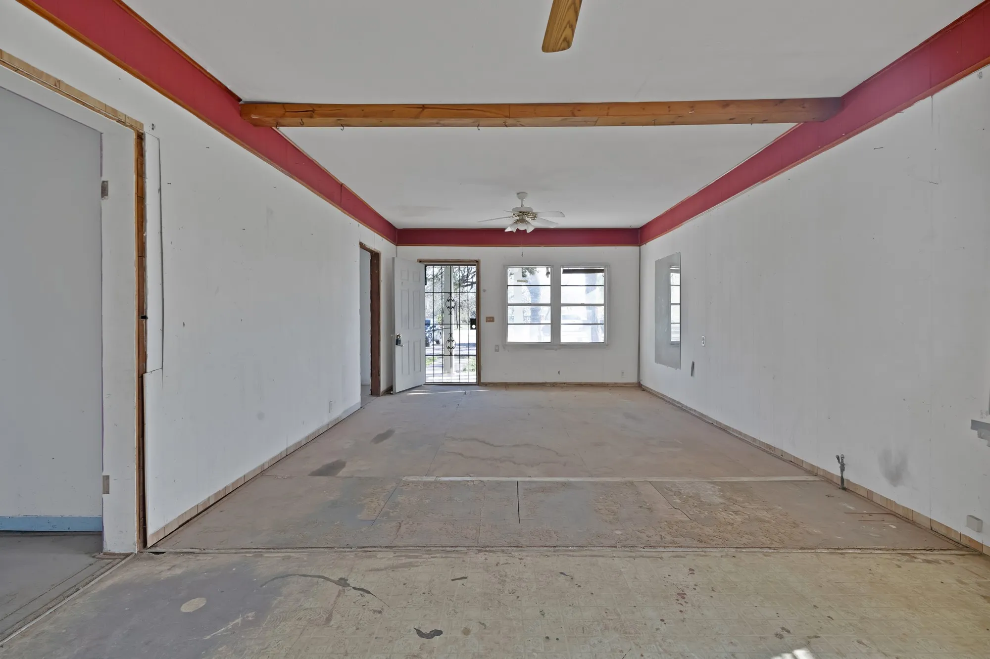 Unfurnished room featuring ceiling fan
