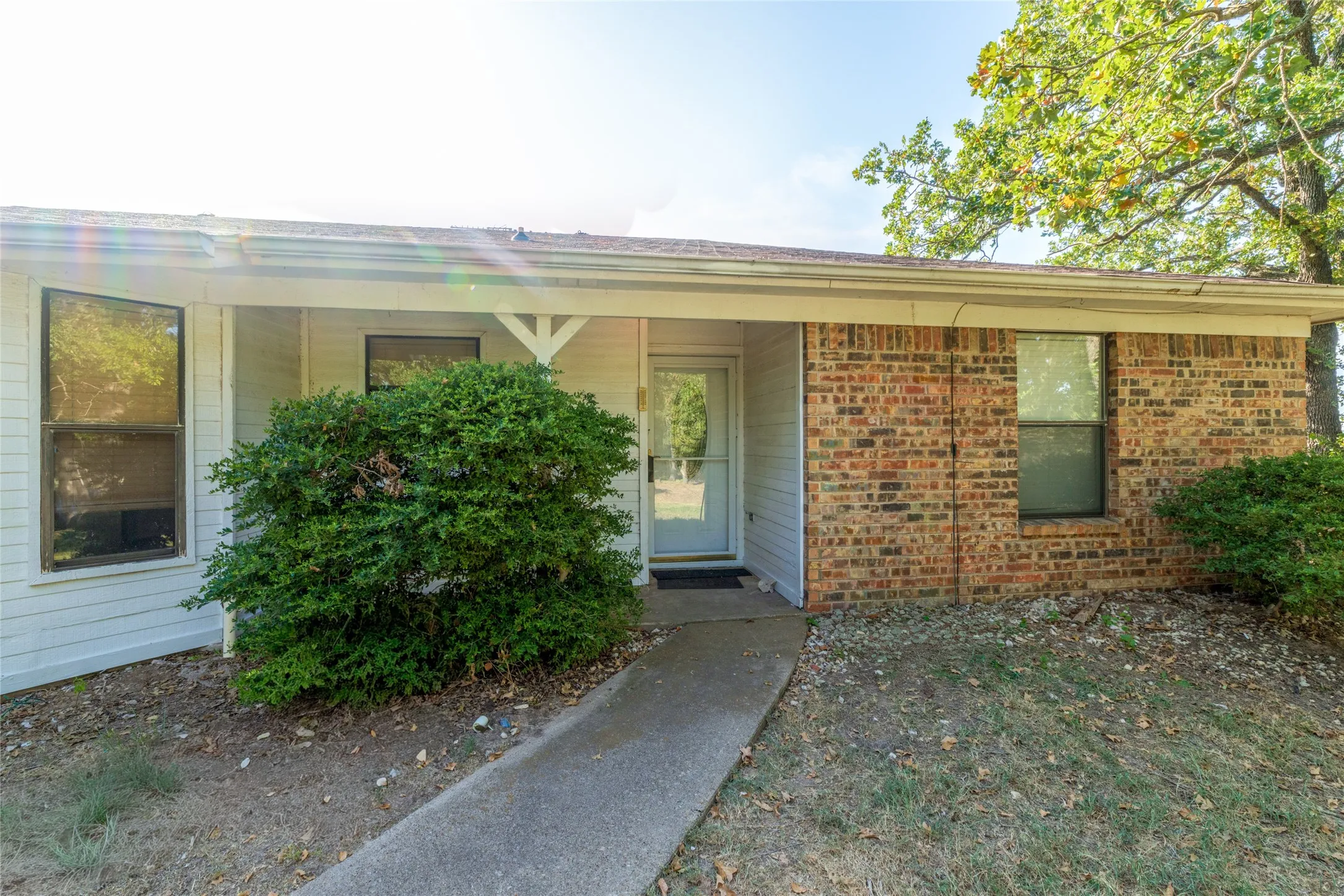 Single Family Residence For Sale in Parker County , 211 Oak Court, Springtown, Texas 76082, 3 Bedroom, 2 Bathroom, 2 Garage spaces, 1,286 Sqft, built in 1985, mls#21363833, Real Estate Agent in Springtown, Homes For Sale in Parker county, Homes For Sale in Springtown, Realtor in Springtown Texas, Real Estate Brokerage Independent Realty Texas, Luminita Cordes Realtor