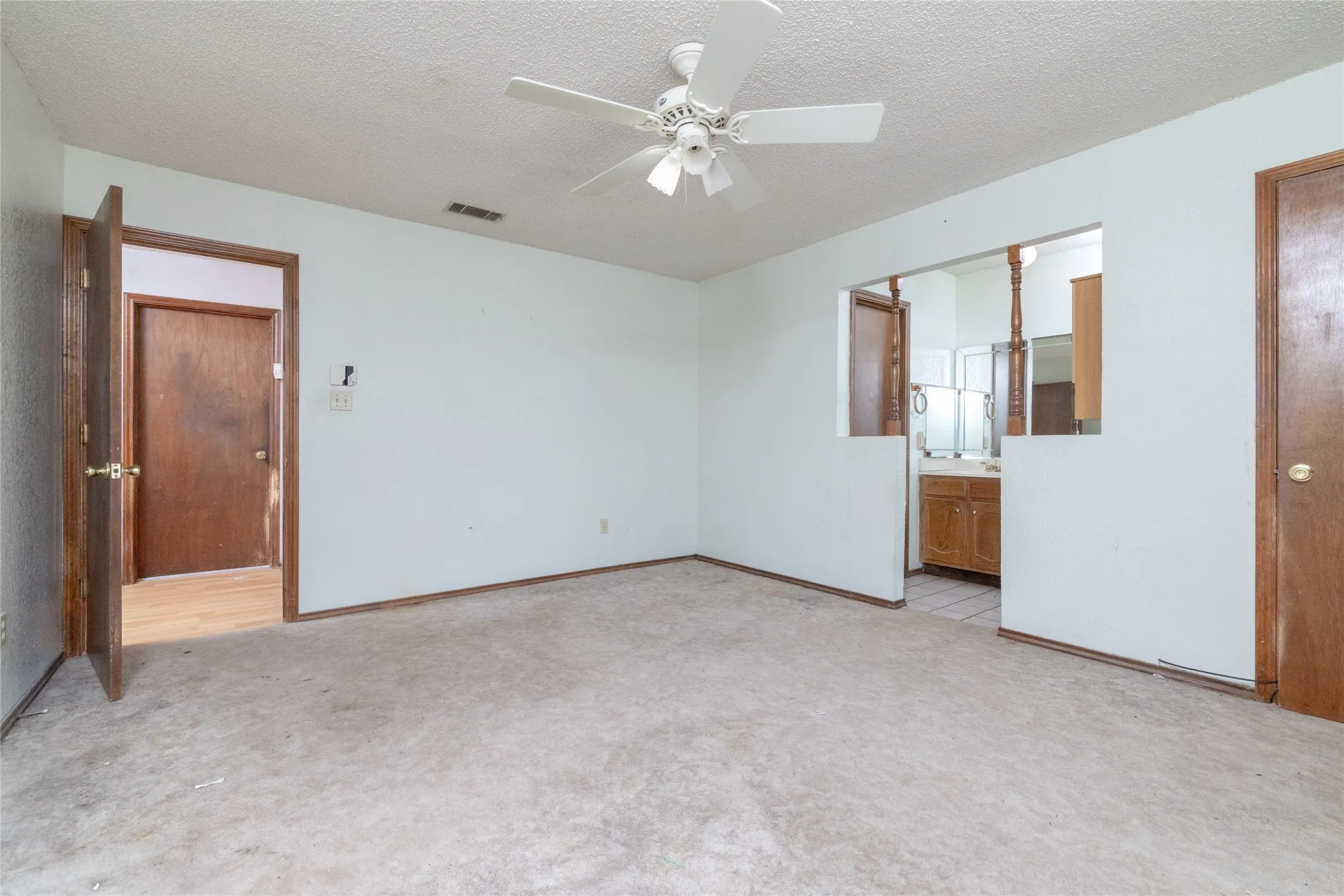 Single Family Residence For Sale in Parker County , 211 Oak Court, Springtown, Texas 76082, 3 Bedroom, 2 Bathroom, 2 Garage spaces, 1,286 Sqft, built in 1985, mls#21363833, Real Estate Agent in Springtown, Homes For Sale in Parker county, Homes For Sale in Springtown, Realtor in Springtown Texas, Real Estate Brokerage Independent Realty Texas, Luminita Cordes Realtor