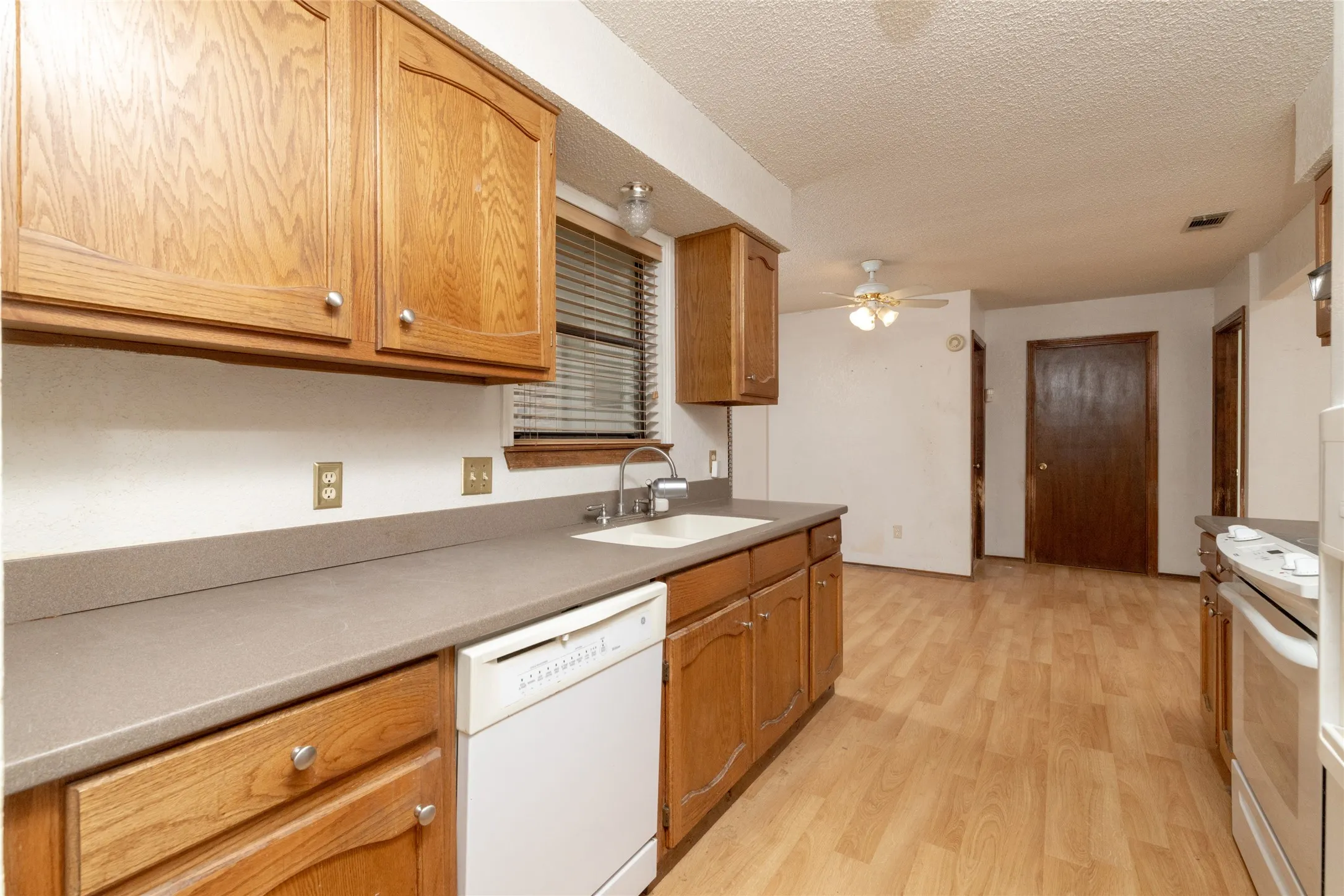 Single Family Residence For Sale in Parker County , 211 Oak Court, Springtown, Texas 76082, 3 Bedroom, 2 Bathroom, 2 Garage spaces, 1,286 Sqft, built in 1985, mls#21363833, Real Estate Agent in Springtown, Homes For Sale in Parker county, Homes For Sale in Springtown, Realtor in Springtown Texas, Real Estate Brokerage Independent Realty Texas, Luminita Cordes Realtor