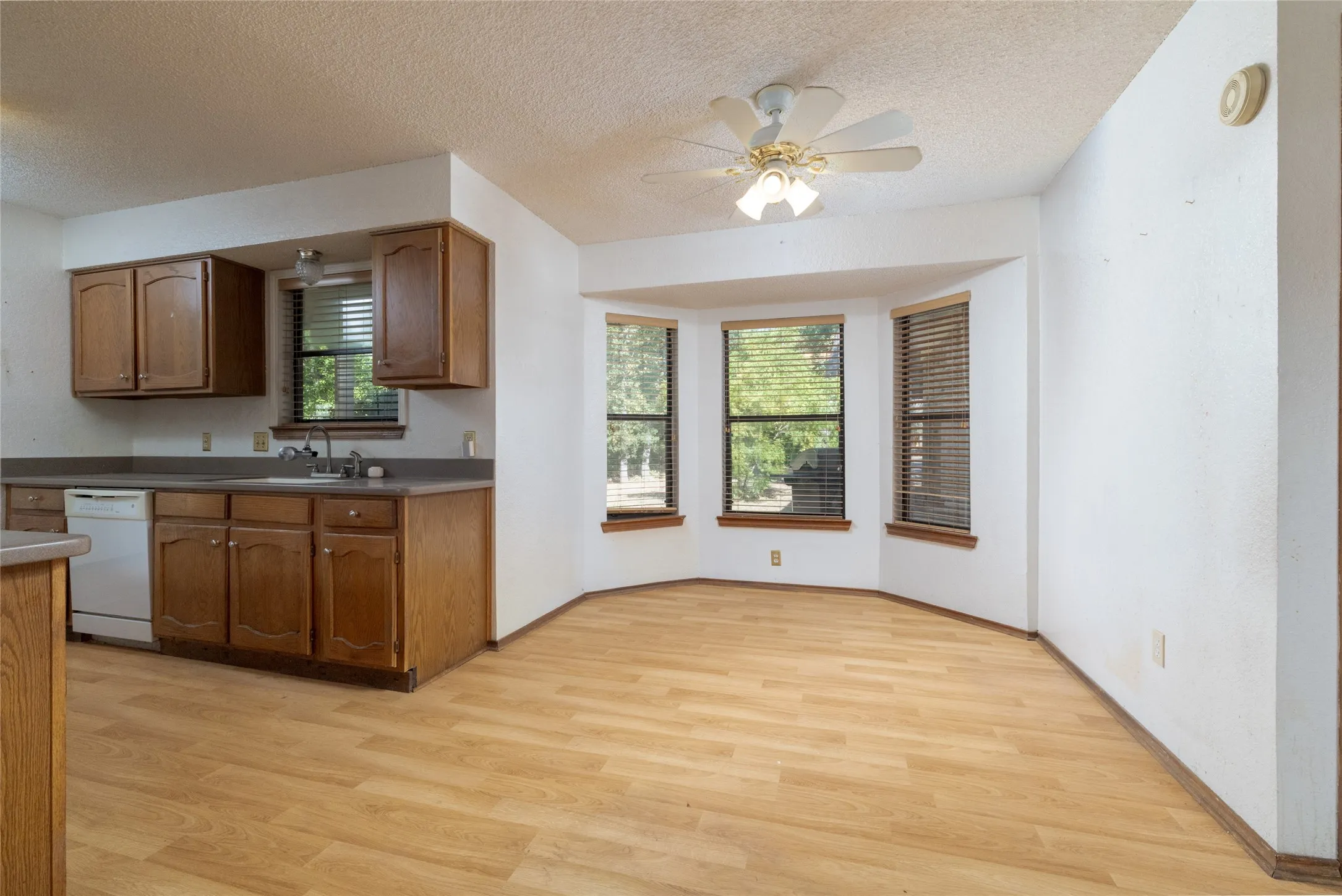 Single Family Residence For Sale in Parker County , 211 Oak Court, Springtown, Texas 76082, 3 Bedroom, 2 Bathroom, 2 Garage spaces, 1,286 Sqft, built in 1985, mls#21363833, Real Estate Agent in Springtown, Homes For Sale in Parker county, Homes For Sale in Springtown, Realtor in Springtown Texas, Real Estate Brokerage Independent Realty Texas, Luminita Cordes Realtor