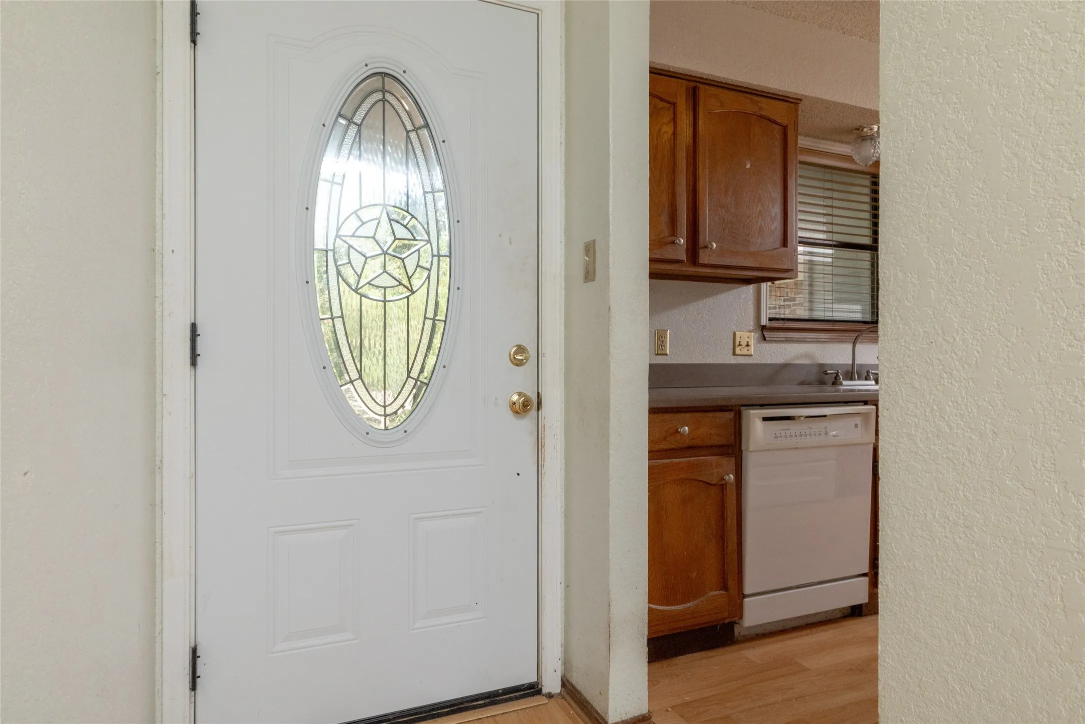 Single Family Residence For Sale in Parker County , 211 Oak Court, Springtown, Texas 76082, 3 Bedroom, 2 Bathroom, 2 Garage spaces, 1,286 Sqft, built in 1985, mls#21363833, Real Estate Agent in Springtown, Homes For Sale in Parker county, Homes For Sale in Springtown, Realtor in Springtown Texas, Real Estate Brokerage Independent Realty Texas, Luminita Cordes Realtor