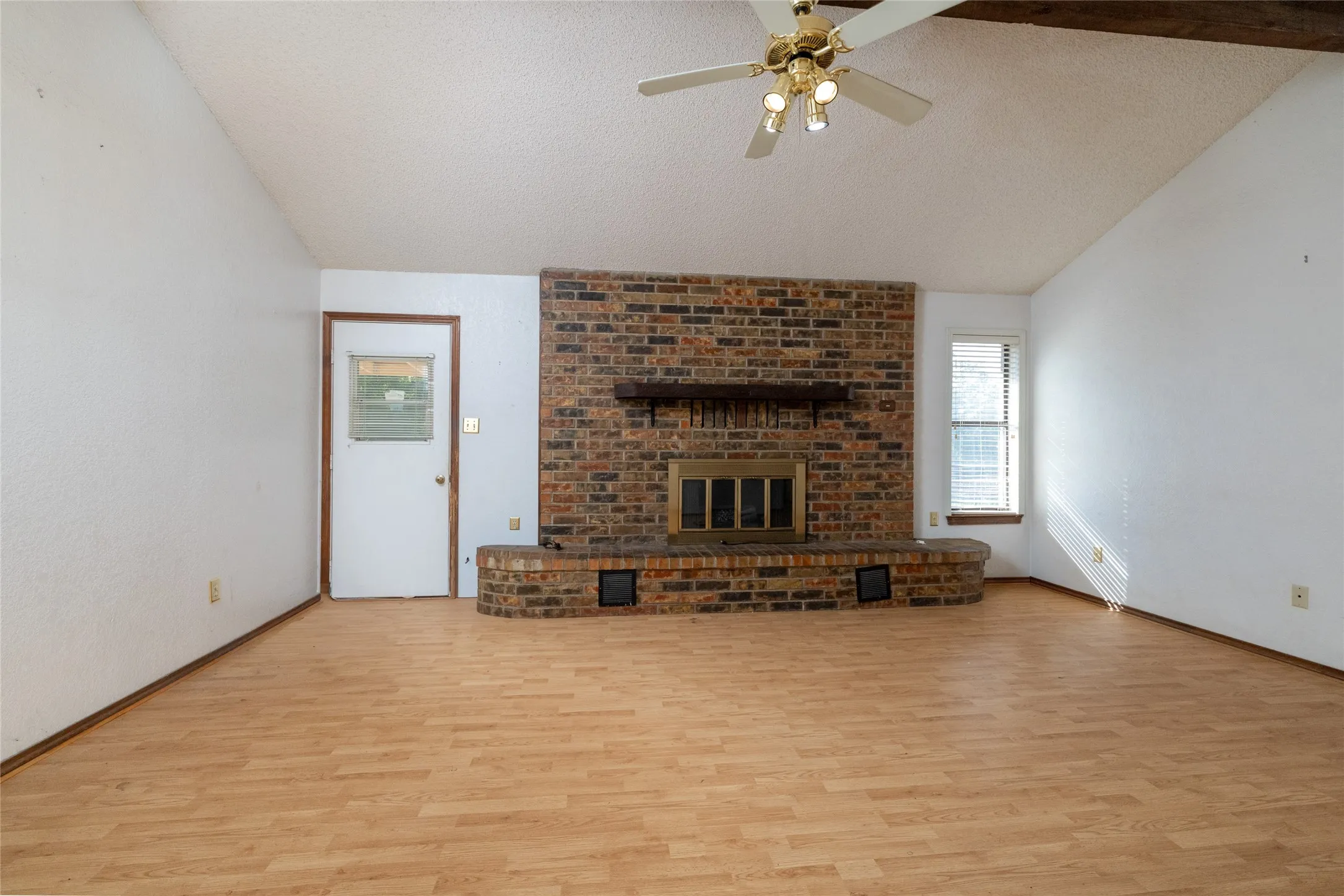 Single Family Residence For Sale in Parker County , 211 Oak Court, Springtown, Texas 76082, 3 Bedroom, 2 Bathroom, 2 Garage spaces, 1,286 Sqft, built in 1985, mls#21363833, Real Estate Agent in Springtown, Homes For Sale in Parker county, Homes For Sale in Springtown, Realtor in Springtown Texas, Real Estate Brokerage Independent Realty Texas, Luminita Cordes Realtor