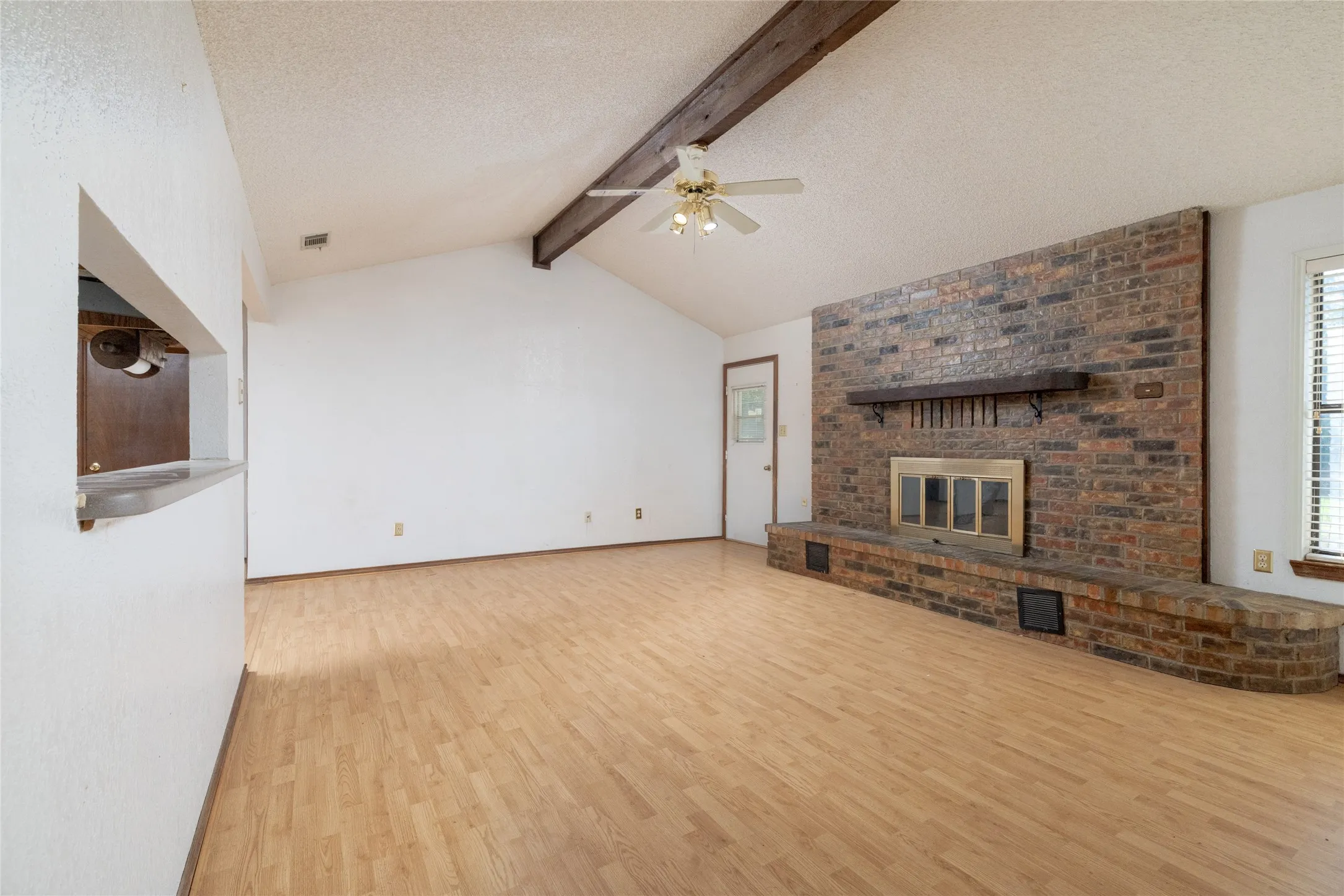 Single Family Residence For Sale in Parker County , 211 Oak Court, Springtown, Texas 76082, 3 Bedroom, 2 Bathroom, 2 Garage spaces, 1,286 Sqft, built in 1985, mls#21363833, Real Estate Agent in Springtown, Homes For Sale in Parker county, Homes For Sale in Springtown, Realtor in Springtown Texas, Real Estate Brokerage Independent Realty Texas, Luminita Cordes Realtor