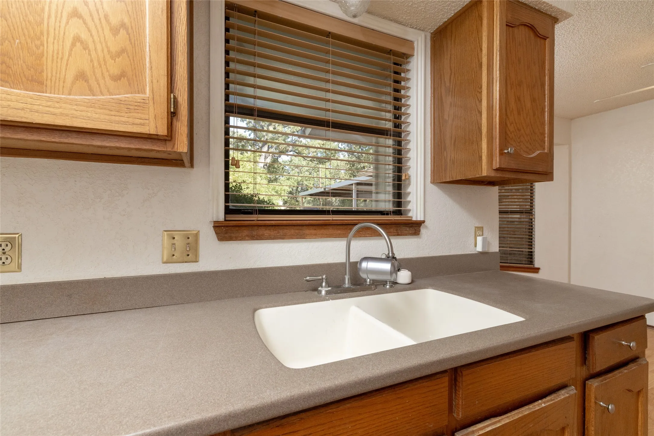 Single Family Residence For Sale in Parker County , 211 Oak Court, Springtown, Texas 76082, 3 Bedroom, 2 Bathroom, 2 Garage spaces, 1,286 Sqft, built in 1985, mls#21363833, Real Estate Agent in Springtown, Homes For Sale in Parker county, Homes For Sale in Springtown, Realtor in Springtown Texas, Real Estate Brokerage Independent Realty Texas, Luminita Cordes Realtor