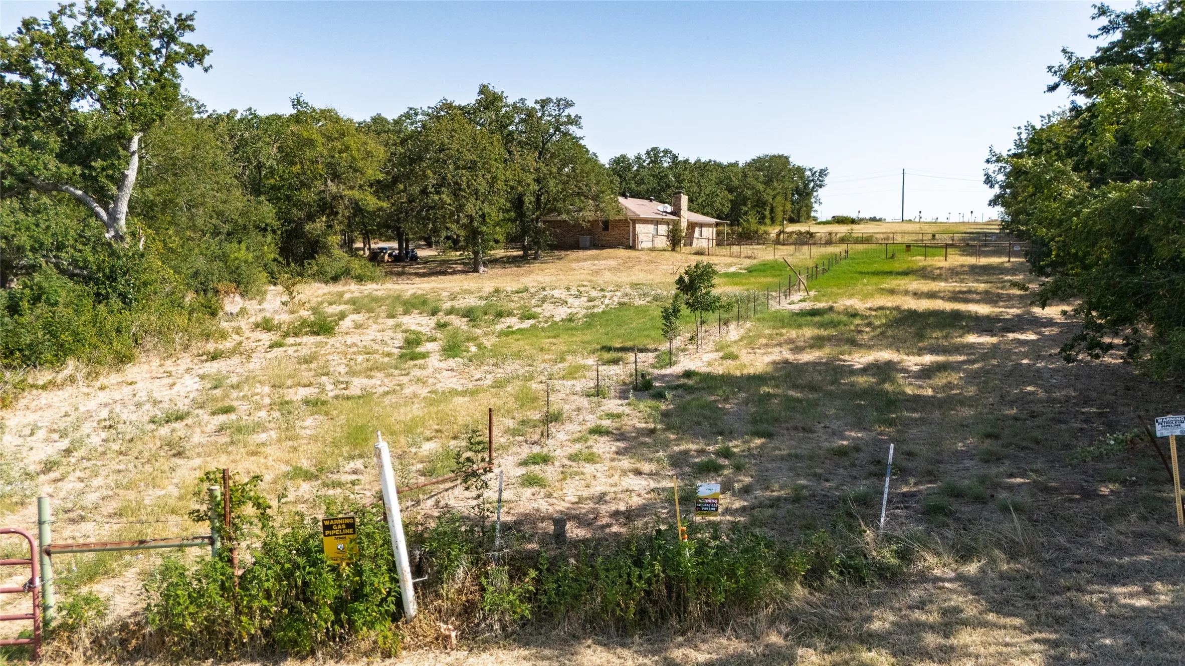 Single Family Residence For Sale in Parker County , 211 Oak Court, Springtown, Texas 76082, 3 Bedroom, 2 Bathroom, 2 Garage spaces, 1,286 Sqft, built in 1985, mls#21363833, Real Estate Agent in Springtown, Homes For Sale in Parker county, Homes For Sale in Springtown, Realtor in Springtown Texas, Real Estate Brokerage Independent Realty Texas, Luminita Cordes Realtor