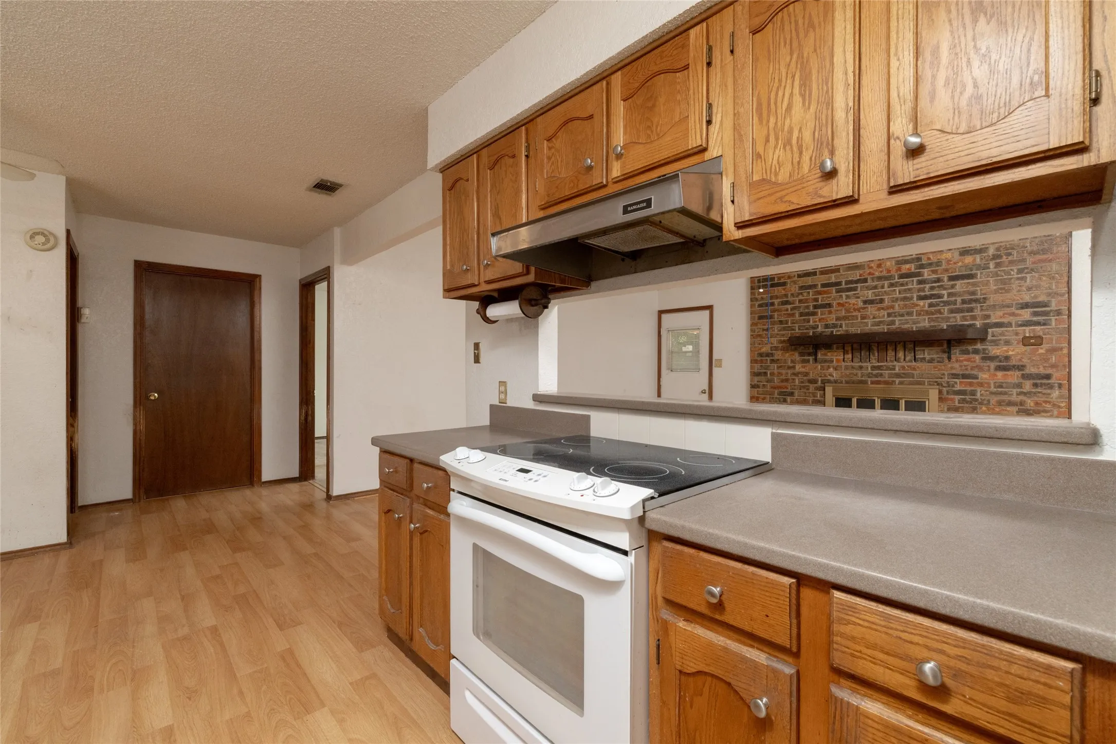 Single Family Residence For Sale in Parker County , 211 Oak Court, Springtown, Texas 76082, 3 Bedroom, 2 Bathroom, 2 Garage spaces, 1,286 Sqft, built in 1985, mls#21363833, Real Estate Agent in Springtown, Homes For Sale in Parker county, Homes For Sale in Springtown, Realtor in Springtown Texas, Real Estate Brokerage Independent Realty Texas, Luminita Cordes Realtor