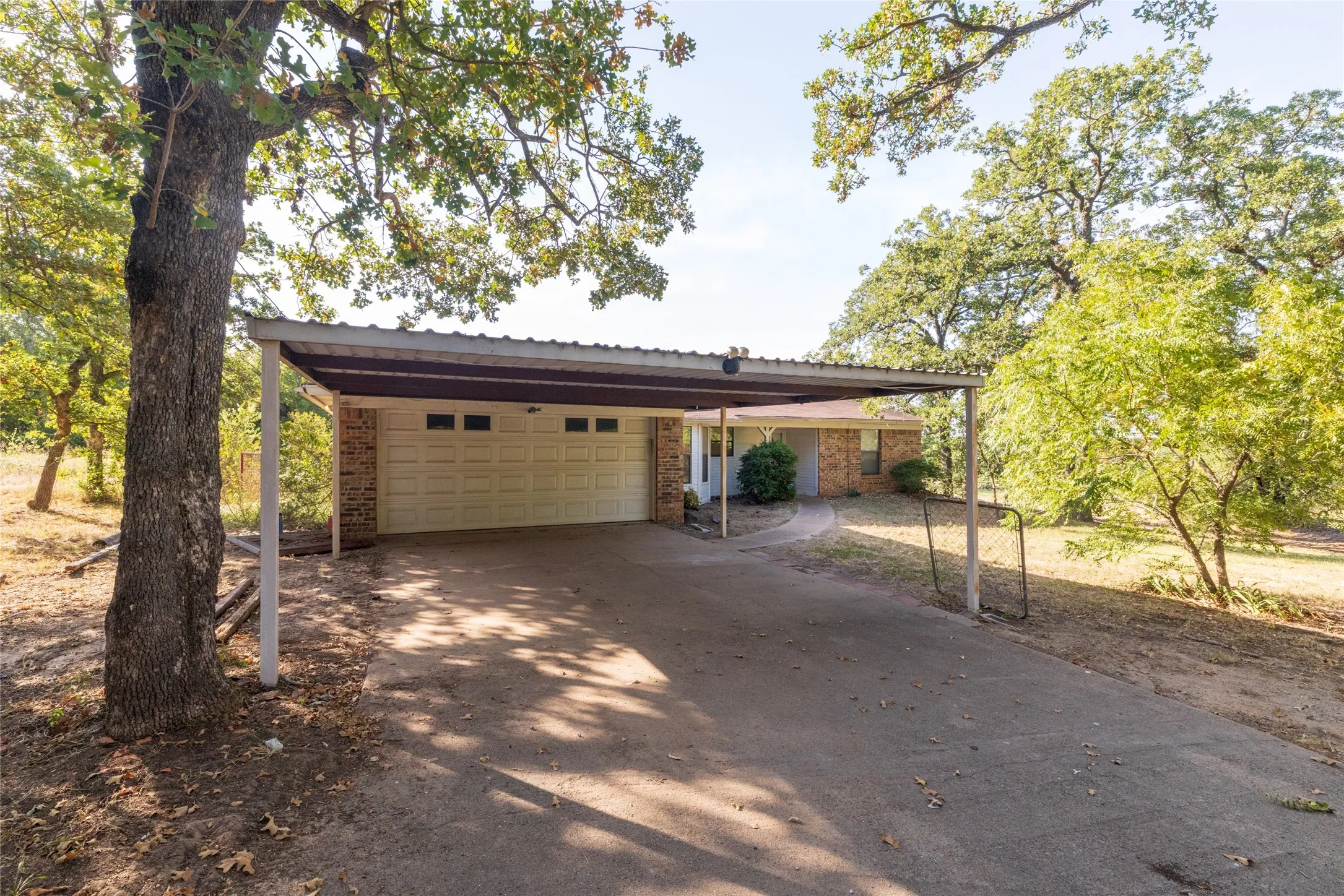 Single Family Residence For Sale in Parker County , 211 Oak Court, Springtown, Texas 76082, 3 Bedroom, 2 Bathroom, 2 Garage spaces, 1,286 Sqft, built in 1985, mls#21363833, Real Estate Agent in Springtown, Homes For Sale in Parker county, Homes For Sale in Springtown, Realtor in Springtown Texas, Real Estate Brokerage Independent Realty Texas, Luminita Cordes Realtor
