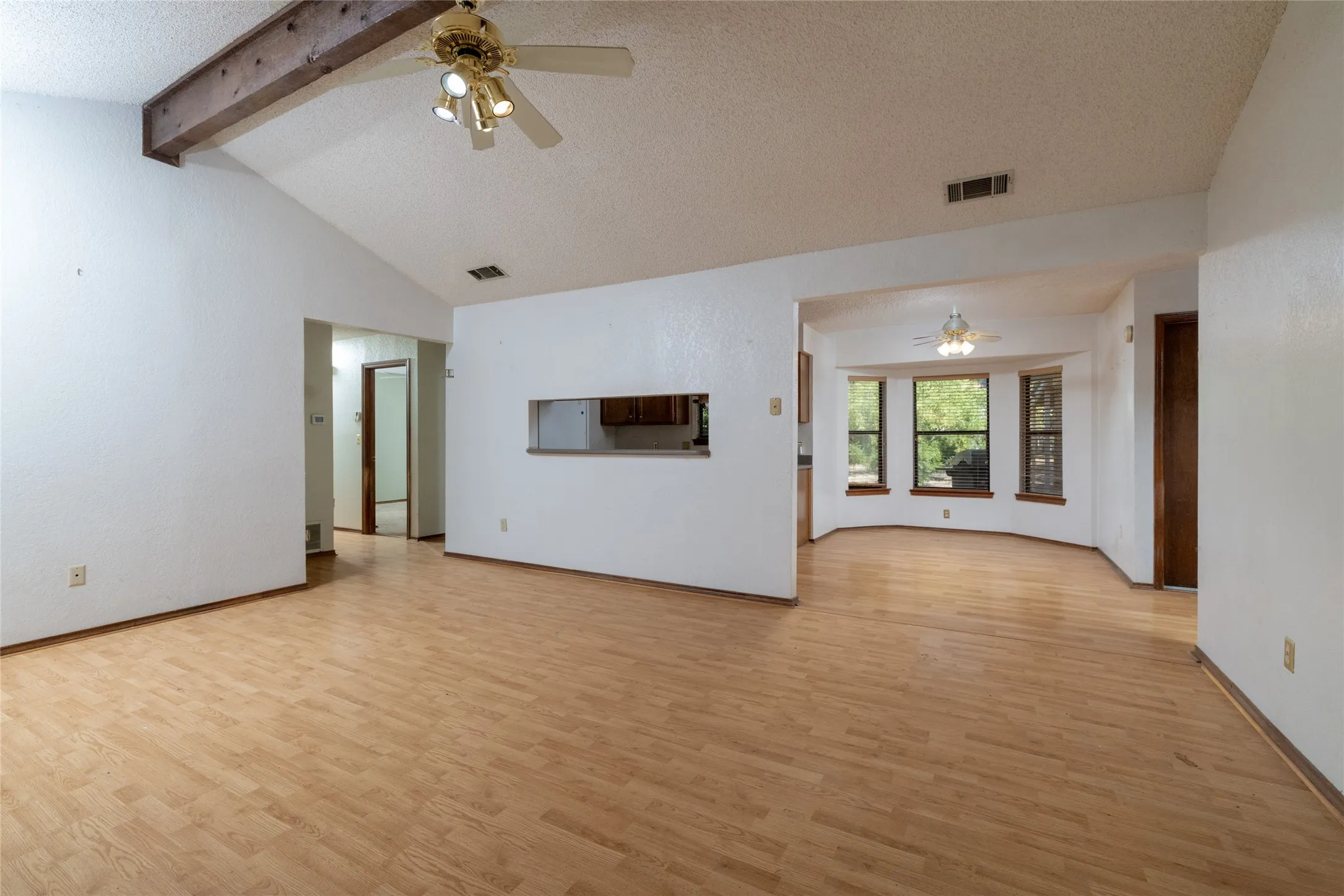 Single Family Residence For Sale in Parker County , 211 Oak Court, Springtown, Texas 76082, 3 Bedroom, 2 Bathroom, 2 Garage spaces, 1,286 Sqft, built in 1985, mls#21363833, Real Estate Agent in Springtown, Homes For Sale in Parker county, Homes For Sale in Springtown, Realtor in Springtown Texas, Real Estate Brokerage Independent Realty Texas, Luminita Cordes Realtor