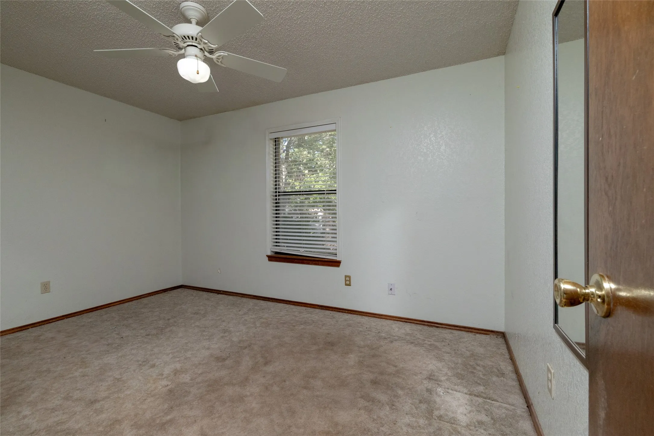 Single Family Residence For Sale in Parker County , 211 Oak Court, Springtown, Texas 76082, 3 Bedroom, 2 Bathroom, 2 Garage spaces, 1,286 Sqft, built in 1985, mls#21363833, Real Estate Agent in Springtown, Homes For Sale in Parker county, Homes For Sale in Springtown, Realtor in Springtown Texas, Real Estate Brokerage Independent Realty Texas, Luminita Cordes Realtor