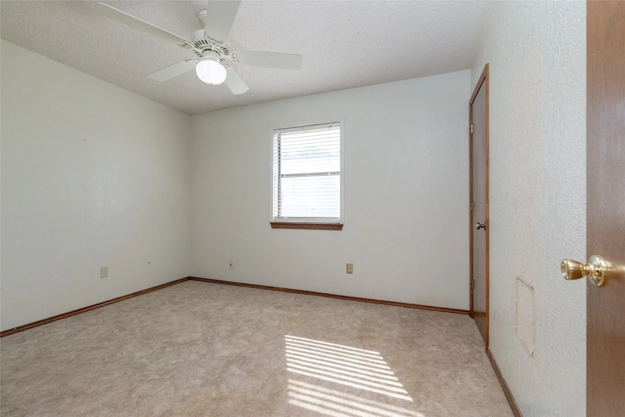 Single Family Residence For Sale in Parker County , 211 Oak Court, Springtown, Texas 76082, 3 Bedroom, 2 Bathroom, 2 Garage spaces, 1,286 Sqft, built in 1985, mls#21363833, Real Estate Agent in Springtown, Homes For Sale in Parker county, Homes For Sale in Springtown, Realtor in Springtown Texas, Real Estate Brokerage Independent Realty Texas, Luminita Cordes Realtor