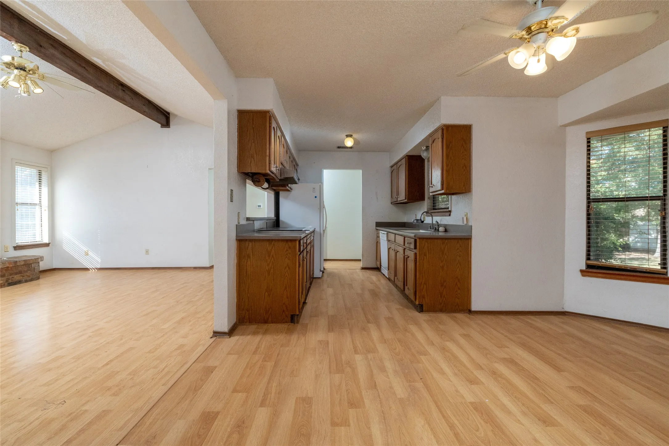 Single Family Residence For Sale in Parker County , 211 Oak Court, Springtown, Texas 76082, 3 Bedroom, 2 Bathroom, 2 Garage spaces, 1,286 Sqft, built in 1985, mls#21363833, Real Estate Agent in Springtown, Homes For Sale in Parker county, Homes For Sale in Springtown, Realtor in Springtown Texas, Real Estate Brokerage Independent Realty Texas, Luminita Cordes Realtor