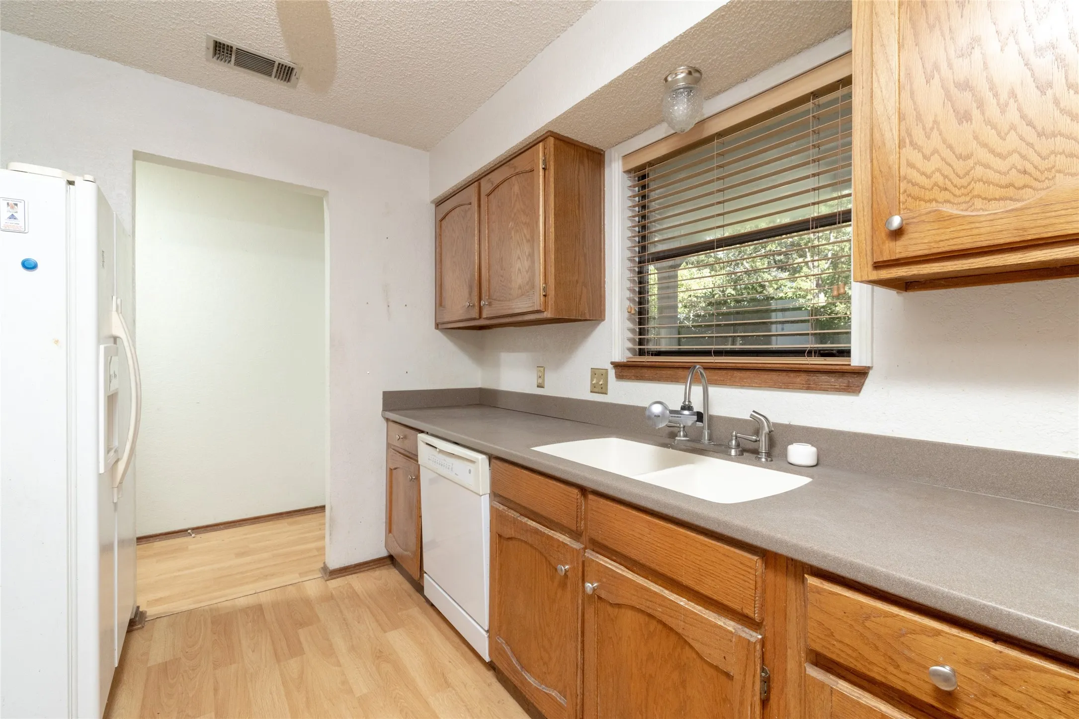 Single Family Residence For Sale in Parker County , 211 Oak Court, Springtown, Texas 76082, 3 Bedroom, 2 Bathroom, 2 Garage spaces, 1,286 Sqft, built in 1985, mls#21363833, Real Estate Agent in Springtown, Homes For Sale in Parker county, Homes For Sale in Springtown, Realtor in Springtown Texas, Real Estate Brokerage Independent Realty Texas, Luminita Cordes Realtor