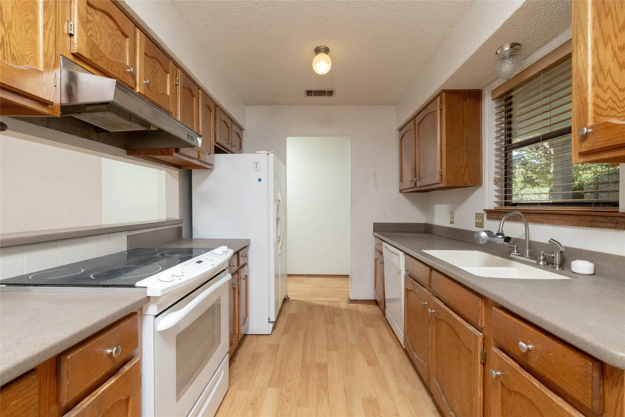 Single Family Residence For Sale in Parker County , 211 Oak Court, Springtown, Texas 76082, 3 Bedroom, 2 Bathroom, 2 Garage spaces, 1,286 Sqft, built in 1985, mls#21363833, Real Estate Agent in Springtown, Homes For Sale in Parker county, Homes For Sale in Springtown, Realtor in Springtown Texas, Real Estate Brokerage Independent Realty Texas, Luminita Cordes Realtor
