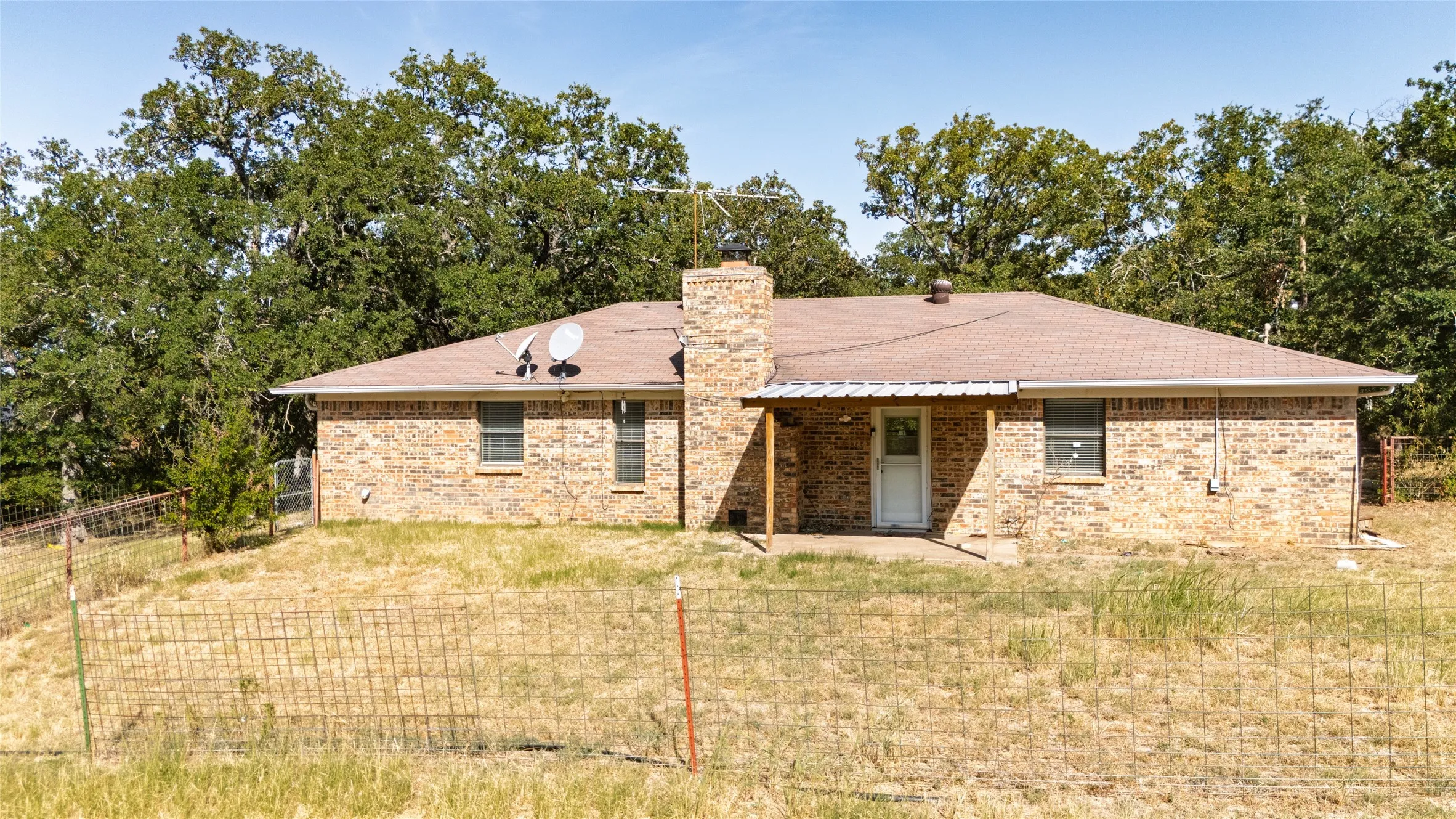 Single Family Residence For Sale in Parker County , 211 Oak Court, Springtown, Texas 76082, 3 Bedroom, 2 Bathroom, 2 Garage spaces, 1,286 Sqft, built in 1985, mls#21363833, Real Estate Agent in Springtown, Homes For Sale in Parker county, Homes For Sale in Springtown, Realtor in Springtown Texas, Real Estate Brokerage Independent Realty Texas, Luminita Cordes Realtor