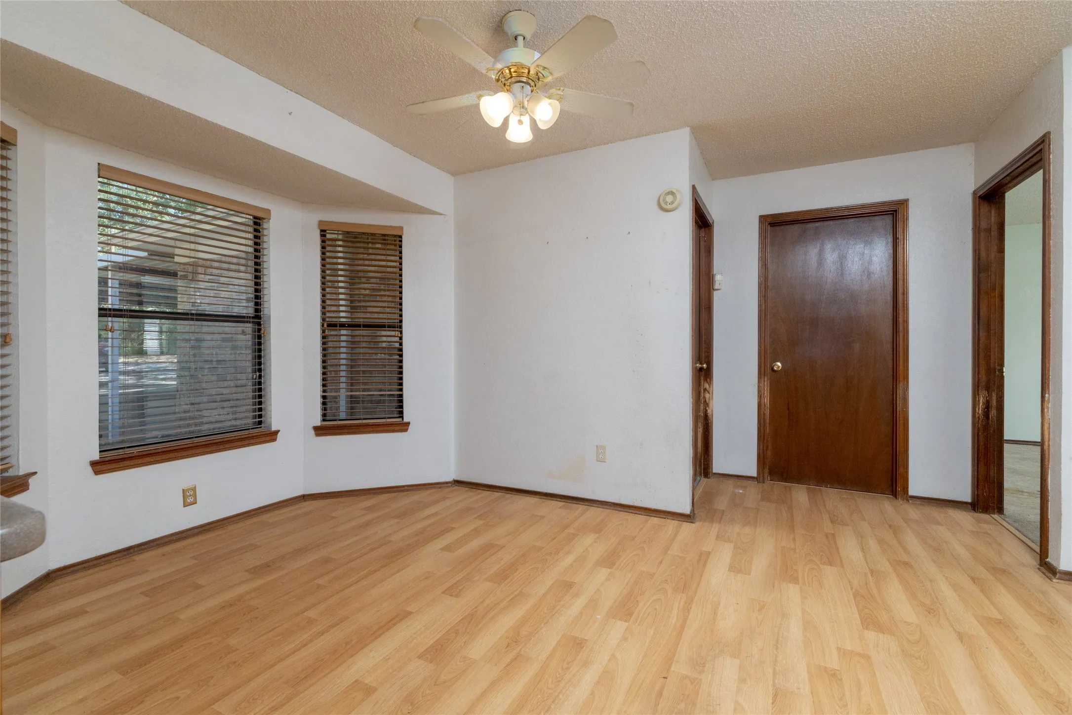 Single Family Residence For Sale in Parker County , 211 Oak Court, Springtown, Texas 76082, 3 Bedroom, 2 Bathroom, 2 Garage spaces, 1,286 Sqft, built in 1985, mls#21363833, Real Estate Agent in Springtown, Homes For Sale in Parker county, Homes For Sale in Springtown, Realtor in Springtown Texas, Real Estate Brokerage Independent Realty Texas, Luminita Cordes Realtor
