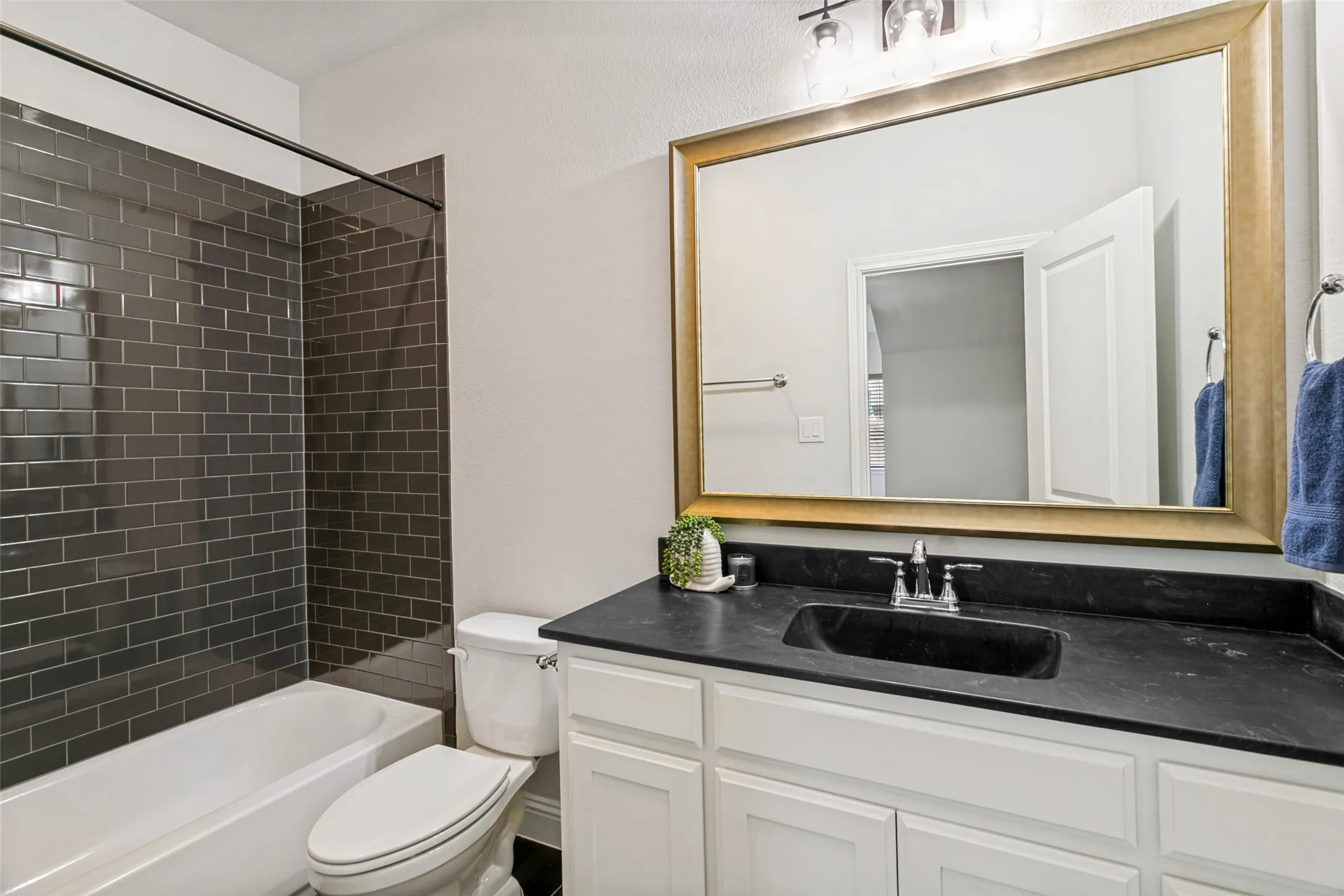 Upstairs full bathroom