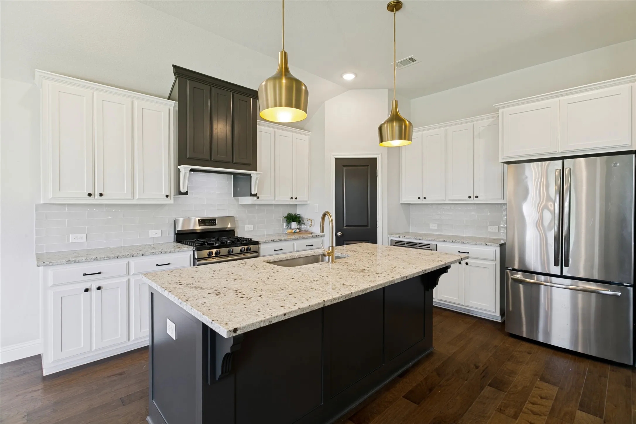 Single Family Residence For Rent in Parker County , 817 Highlands Avenue, Aledo, Texas 76008, 4 Bedroom, 3 Bathroom, 2 Garage spaces, 2,522 Sqft, built in 2019, mls#21364383, Real Estate Agent in Aledo, Homes For Rent in Parker county, Homes For Rent in Aledo, Realtor in Aledo Texas, Real Estate Brokerage Independent Realty Texas, Luminita Cordes Realtor