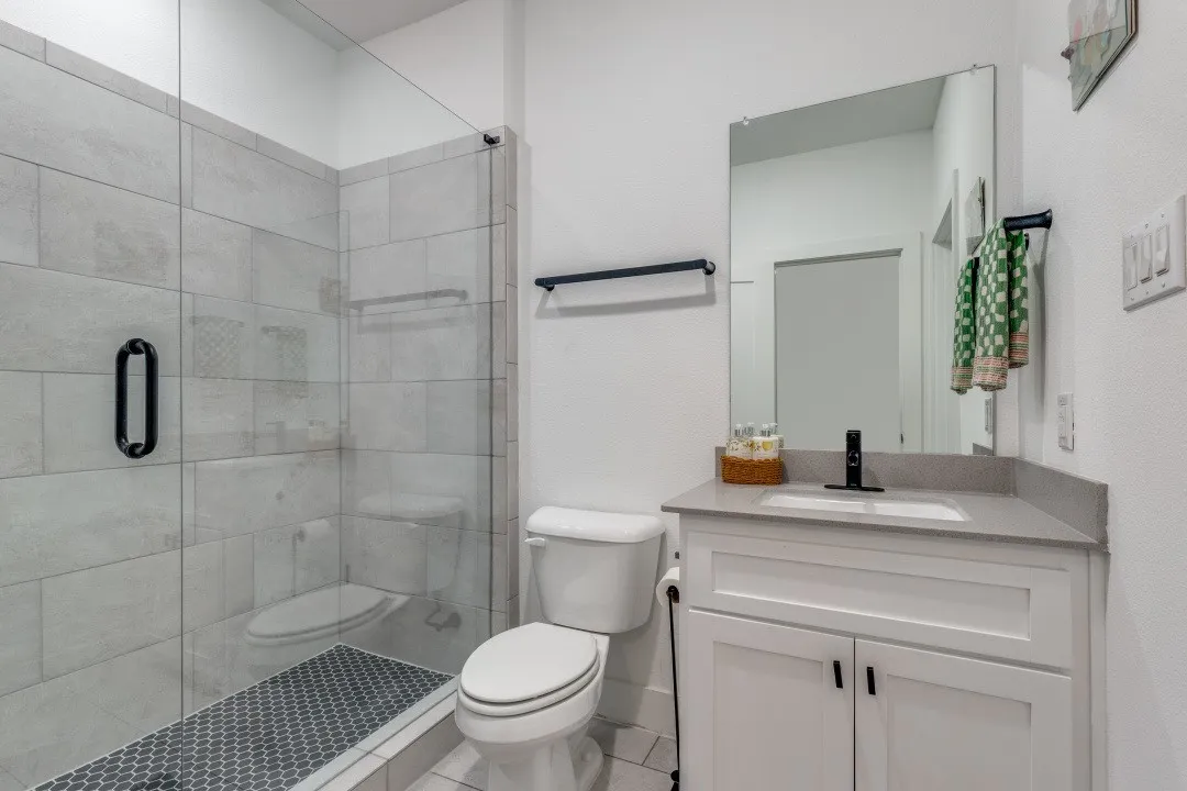 1st floor full ensuite bath in guest room.