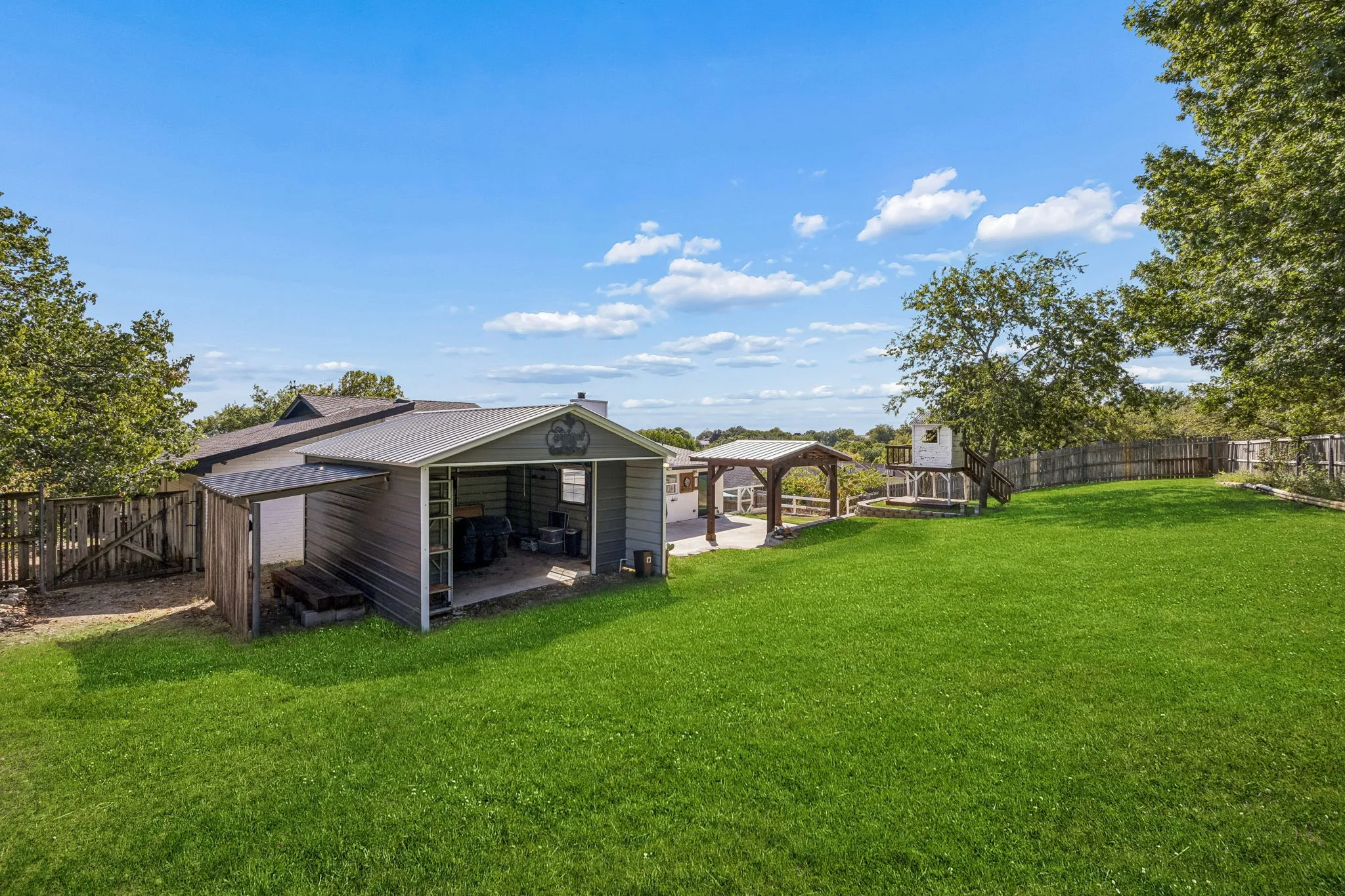 Single Family Residence For Sale in Tarrant County , 8724 Overland Drive, Fort Worth, Texas 76179, 4 Bedroom, 2 Bathroom, 2 Garage spaces, 2,550 Sqft, built in 1978, mls#21363736, Real Estate Agent in Fort Worth, Homes For Sale in Tarrant county, Homes For Sale in Fort Worth, Realtor in Fort Worth Texas, Real Estate Brokerage Independent Realty Texas, Luminita Cordes Realtor