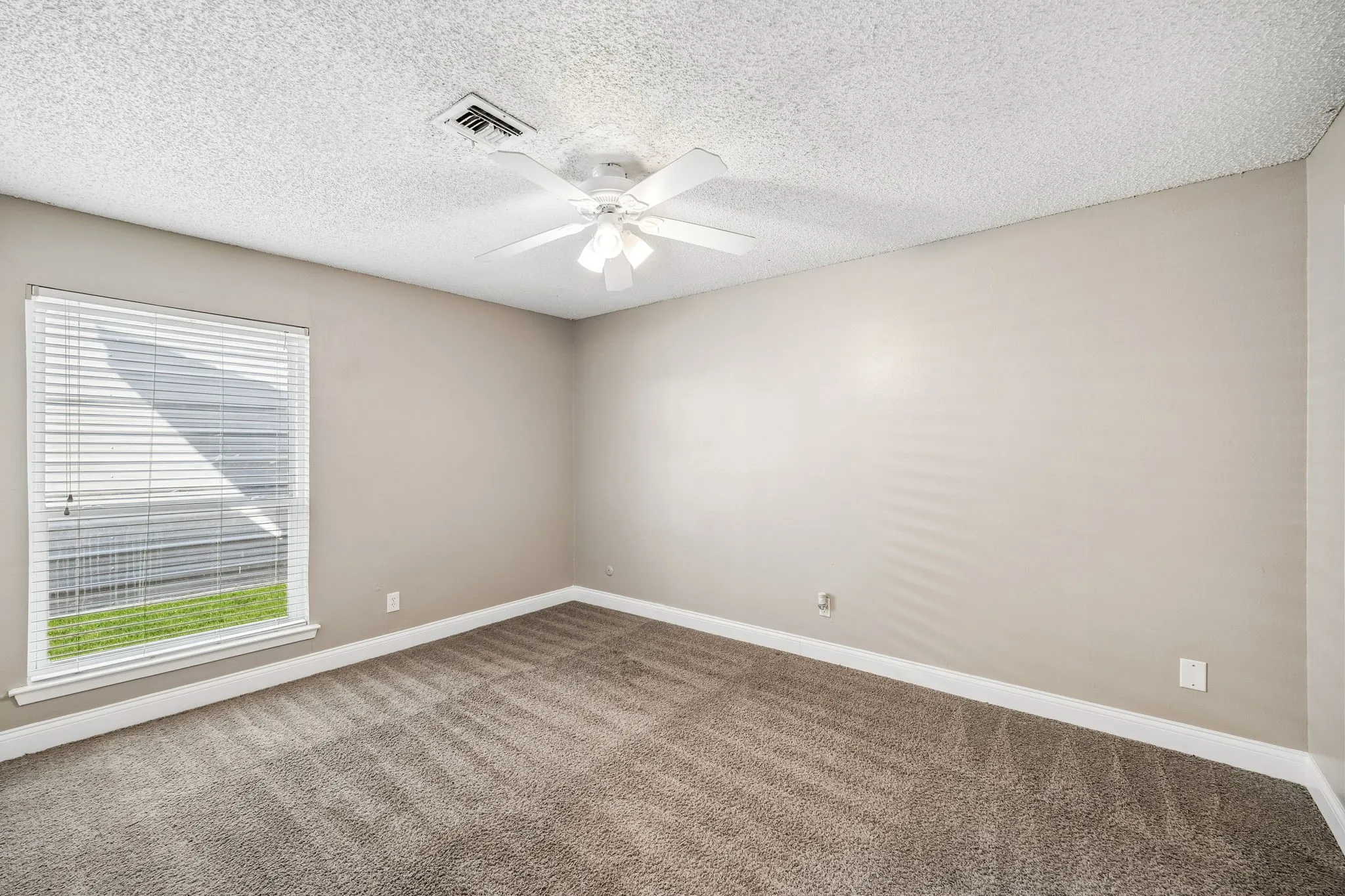 Single Family Residence For Sale in Tarrant County , 8724 Overland Drive, Fort Worth, Texas 76179, 4 Bedroom, 2 Bathroom, 2 Garage spaces, 2,550 Sqft, built in 1978, mls#21363736, Real Estate Agent in Fort Worth, Homes For Sale in Tarrant county, Homes For Sale in Fort Worth, Realtor in Fort Worth Texas, Real Estate Brokerage Independent Realty Texas, Luminita Cordes Realtor