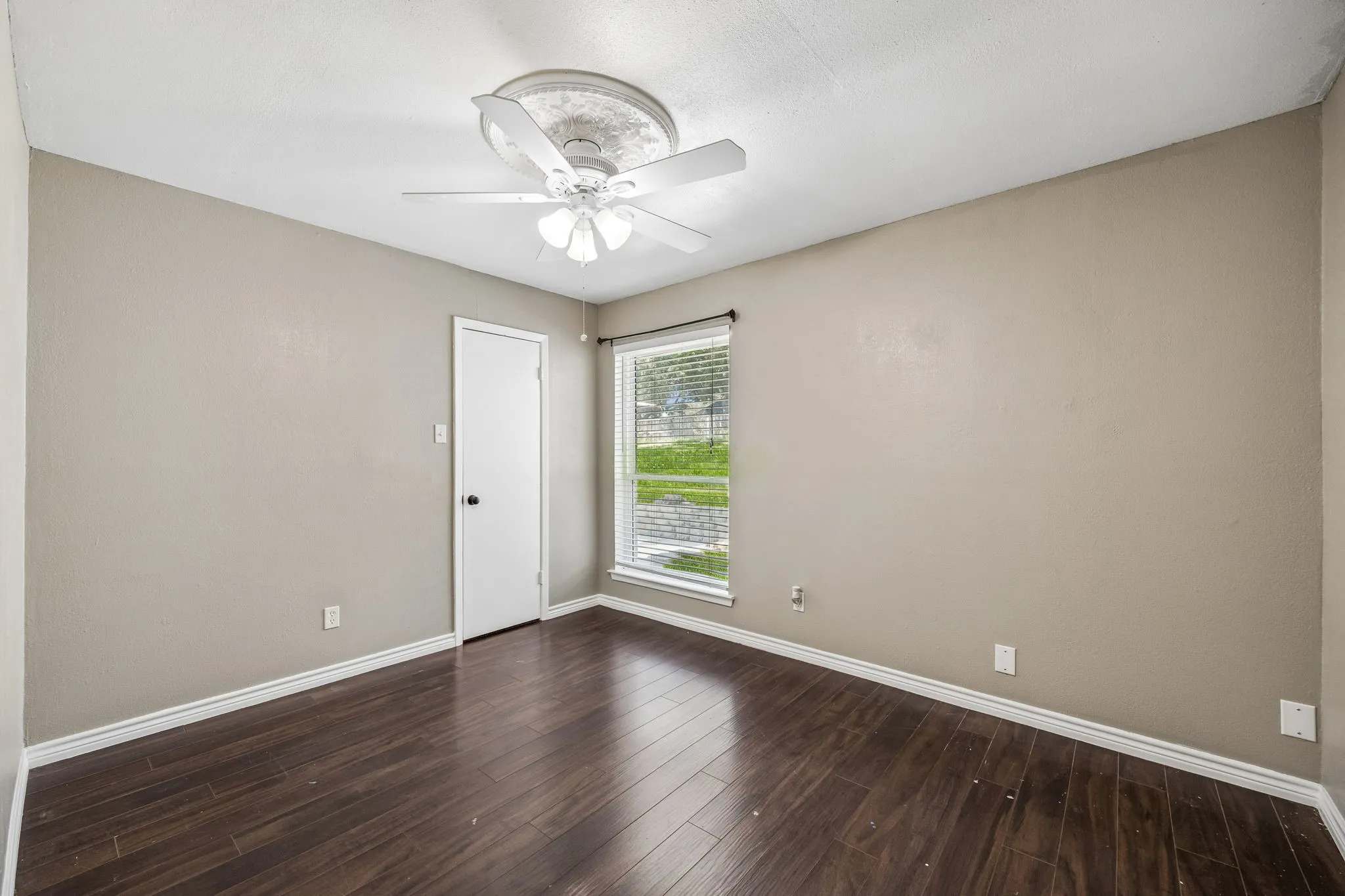 Single Family Residence For Sale in Tarrant County , 8724 Overland Drive, Fort Worth, Texas 76179, 4 Bedroom, 2 Bathroom, 2 Garage spaces, 2,550 Sqft, built in 1978, mls#21363736, Real Estate Agent in Fort Worth, Homes For Sale in Tarrant county, Homes For Sale in Fort Worth, Realtor in Fort Worth Texas, Real Estate Brokerage Independent Realty Texas, Luminita Cordes Realtor