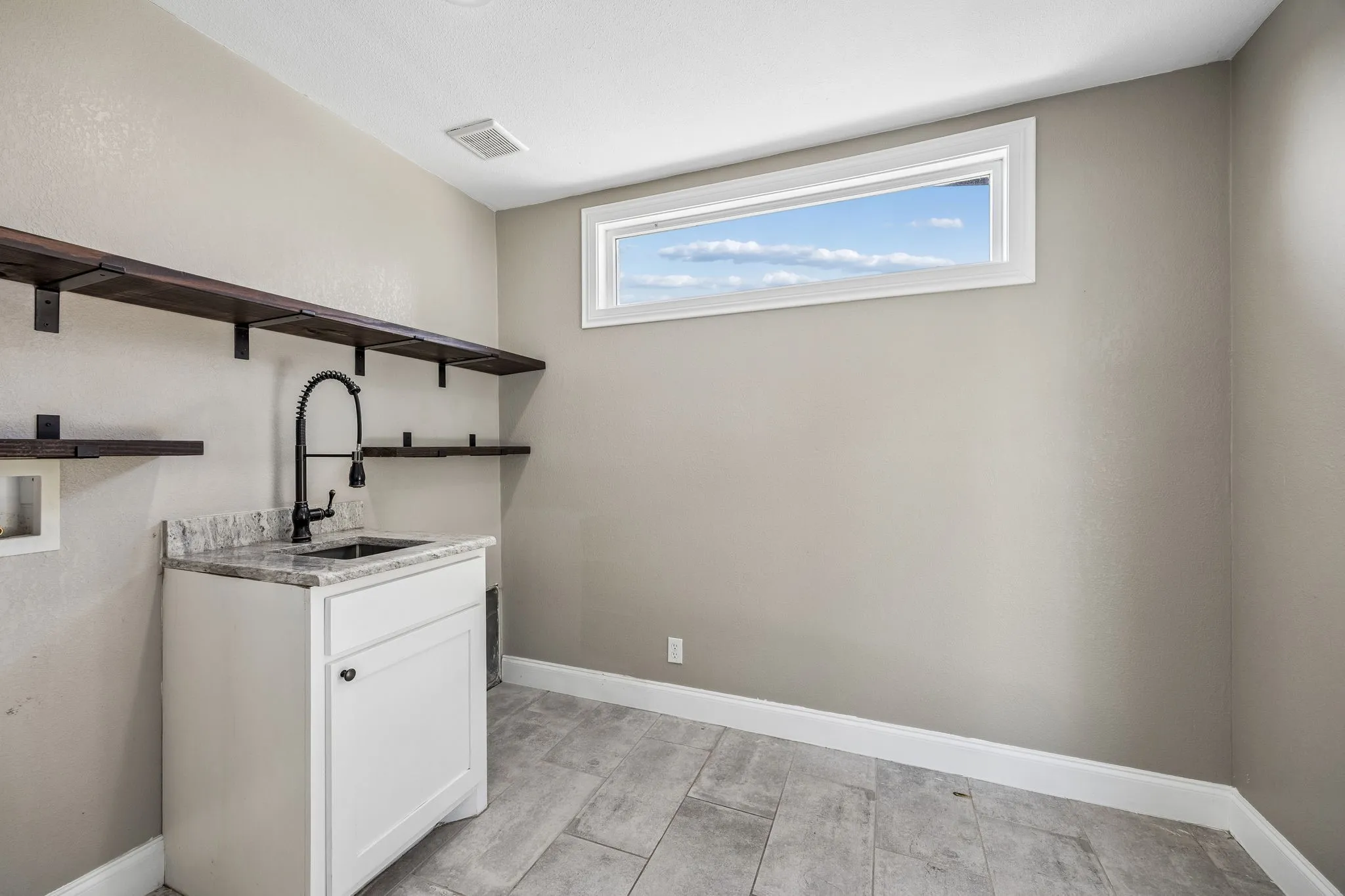 Single Family Residence For Sale in Tarrant County , 8724 Overland Drive, Fort Worth, Texas 76179, 4 Bedroom, 2 Bathroom, 2 Garage spaces, 2,550 Sqft, built in 1978, mls#21363736, Real Estate Agent in Fort Worth, Homes For Sale in Tarrant county, Homes For Sale in Fort Worth, Realtor in Fort Worth Texas, Real Estate Brokerage Independent Realty Texas, Luminita Cordes Realtor