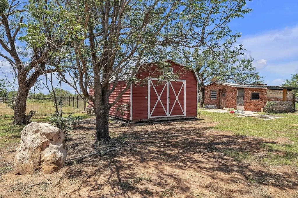 Single Family Residence For Sale in Howard County , 5807 Walter Road, Big Spring, Texas 79720, 4 Bedroom, 1 Bathroom, Garage spaces, 1,932 Sqft, built in 2003, mls#21363956, Real Estate Agent in Big Spring, Homes For Sale in Howard county, Homes For Sale in Big Spring, Realtor in Big Spring Texas, Real Estate Brokerage Independent Realty Texas, Luminita Cordes Realtor