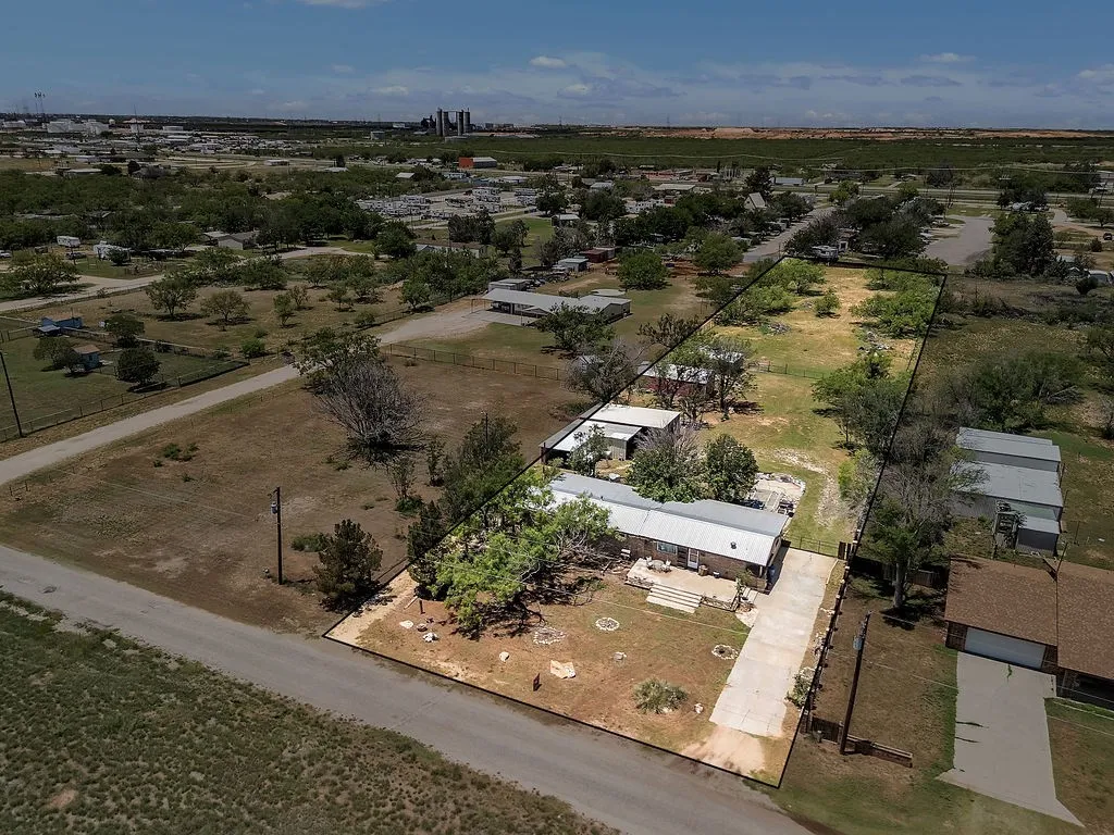 Single Family Residence For Sale in Howard County , 5807 Walter Road, Big Spring, Texas 79720, 4 Bedroom, 1 Bathroom, Garage spaces, 1,932 Sqft, built in 2003, mls#21363956, Real Estate Agent in Big Spring, Homes For Sale in Howard county, Homes For Sale in Big Spring, Realtor in Big Spring Texas, Real Estate Brokerage Independent Realty Texas, Luminita Cordes Realtor