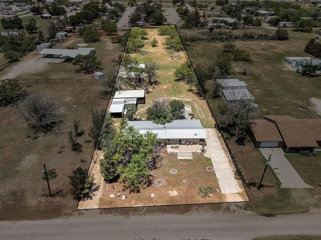 Single Family Residence For Sale in Howard County , 5807 Walter Road, Big Spring, Texas 79720, 4 Bedroom, 1 Bathroom, Garage spaces, 1,932 Sqft, built in 2003, mls#21363956, Real Estate Agent in Big Spring, Homes For Sale in Howard county, Homes For Sale in Big Spring, Realtor in Big Spring Texas, Real Estate Brokerage Independent Realty Texas, Luminita Cordes Realtor