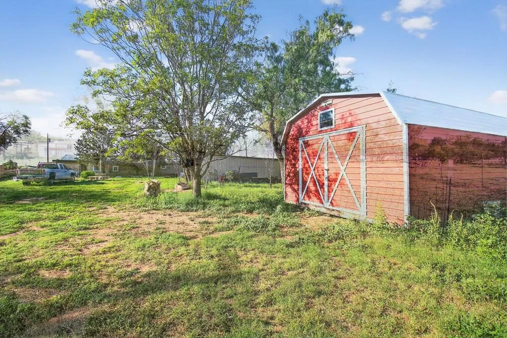 Single Family Residence For Sale in Howard County , 5807 Walter Road, Big Spring, Texas 79720, 4 Bedroom, 1 Bathroom, Garage spaces, 1,932 Sqft, built in 2003, mls#21363956, Real Estate Agent in Big Spring, Homes For Sale in Howard county, Homes For Sale in Big Spring, Realtor in Big Spring Texas, Real Estate Brokerage Independent Realty Texas, Luminita Cordes Realtor