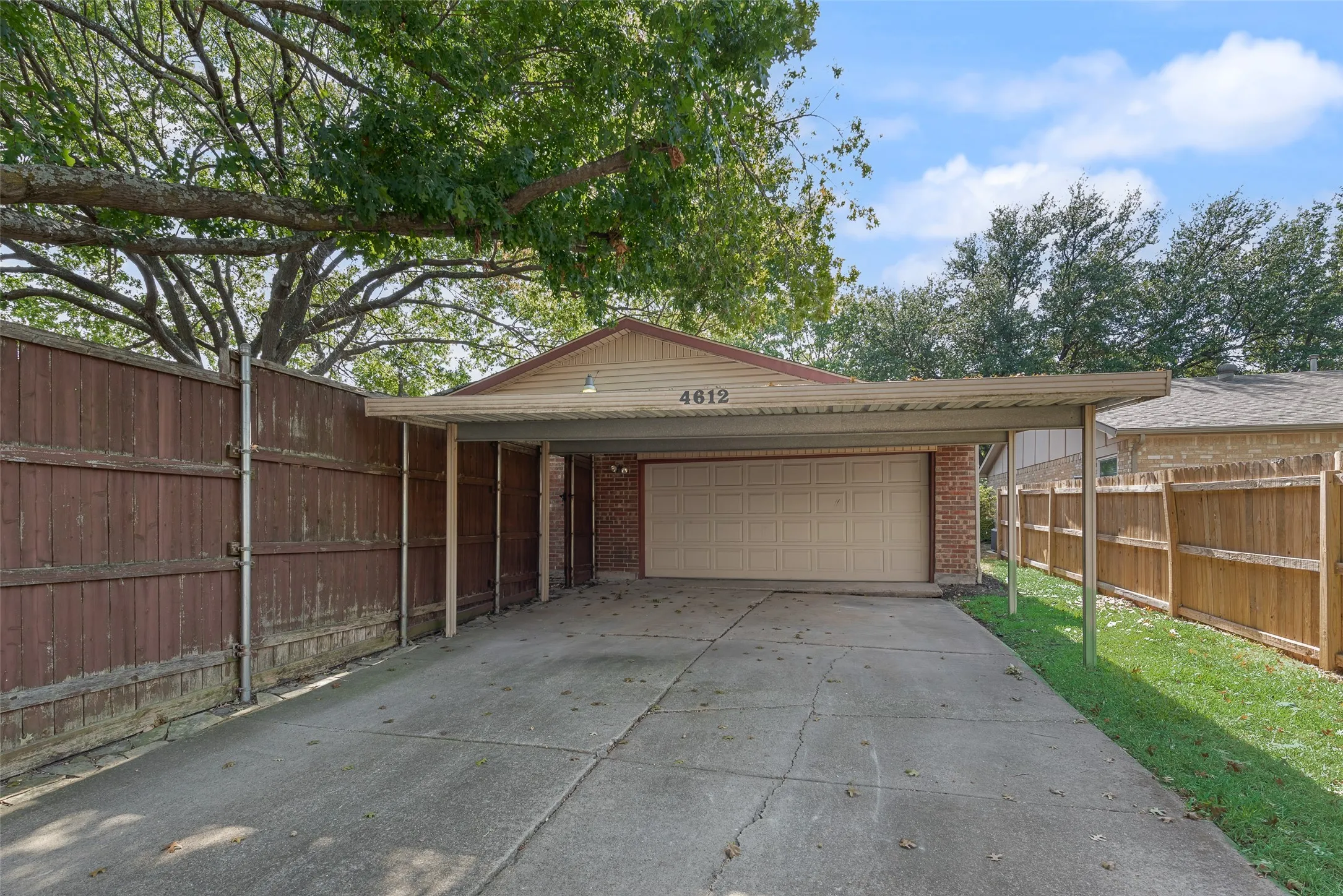 Single Family Residence For Sale in Dallas County , 4612 Gleneagle Street, Mesquite, Texas 75150, 3 Bedroom, 2 Bathroom, 2 Garage spaces, 1,472 Sqft, built in 1980, mls#21364402, Real Estate Agent in Mesquite, Homes For Sale in Dallas county, Homes For Sale in Mesquite, Realtor in Mesquite Texas, Real Estate Brokerage Independent Realty Texas, Luminita Cordes Realtor