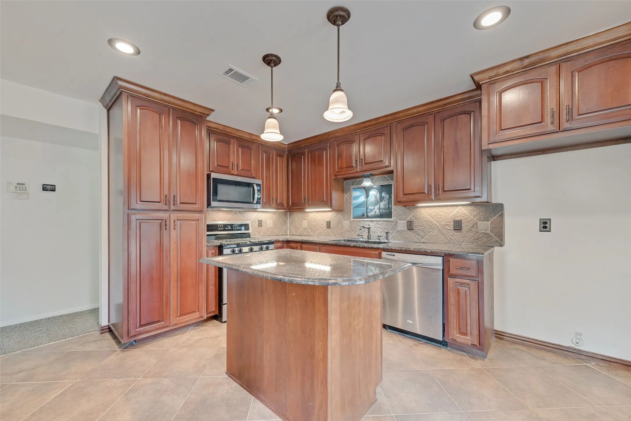 Single Family Residence For Sale in Dallas County , 4612 Gleneagle Street, Mesquite, Texas 75150, 3 Bedroom, 2 Bathroom, 2 Garage spaces, 1,472 Sqft, built in 1980, mls#21364402, Real Estate Agent in Mesquite, Homes For Sale in Dallas county, Homes For Sale in Mesquite, Realtor in Mesquite Texas, Real Estate Brokerage Independent Realty Texas, Luminita Cordes Realtor