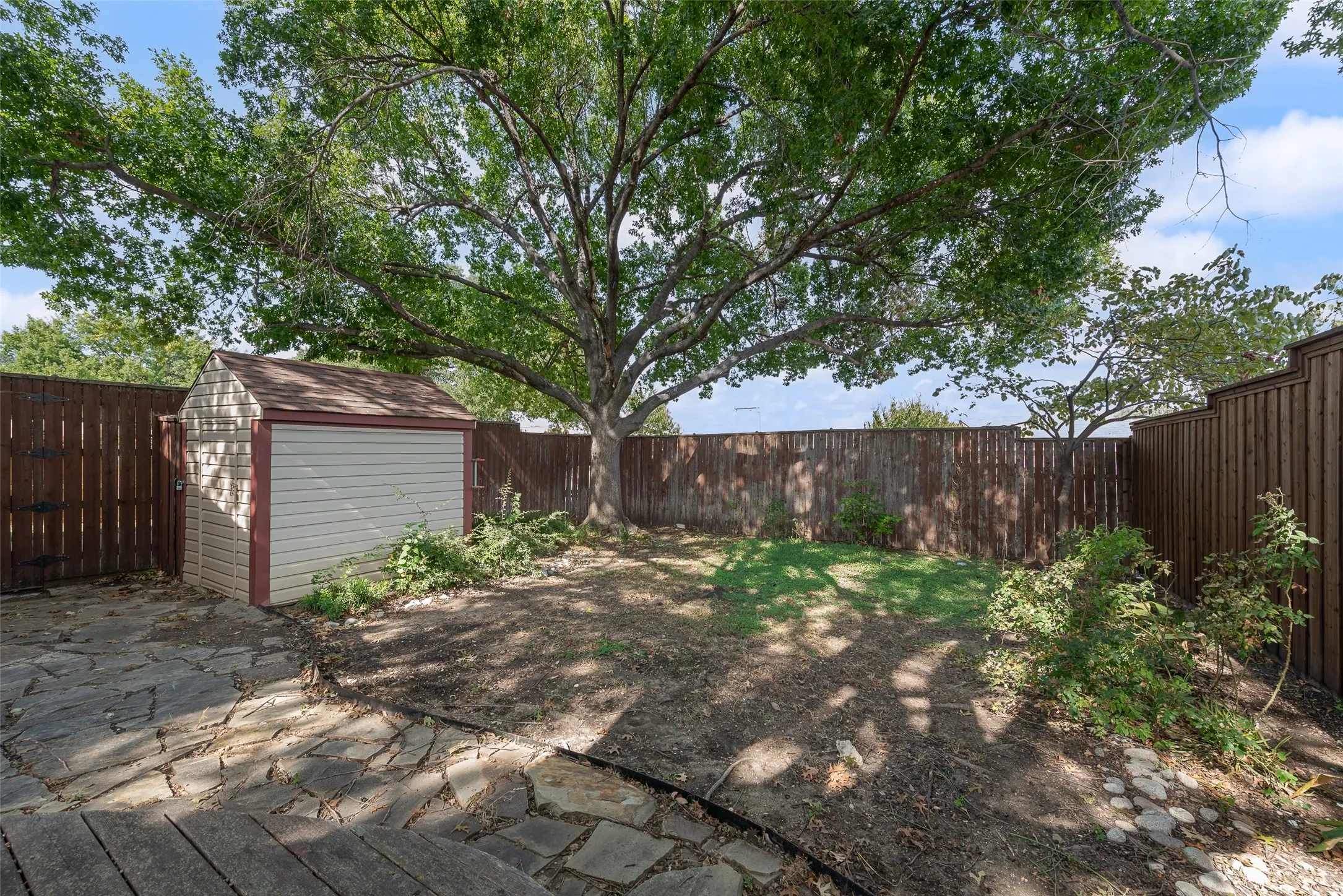 Single Family Residence For Sale in Dallas County , 4612 Gleneagle Street, Mesquite, Texas 75150, 3 Bedroom, 2 Bathroom, 2 Garage spaces, 1,472 Sqft, built in 1980, mls#21364402, Real Estate Agent in Mesquite, Homes For Sale in Dallas county, Homes For Sale in Mesquite, Realtor in Mesquite Texas, Real Estate Brokerage Independent Realty Texas, Luminita Cordes Realtor