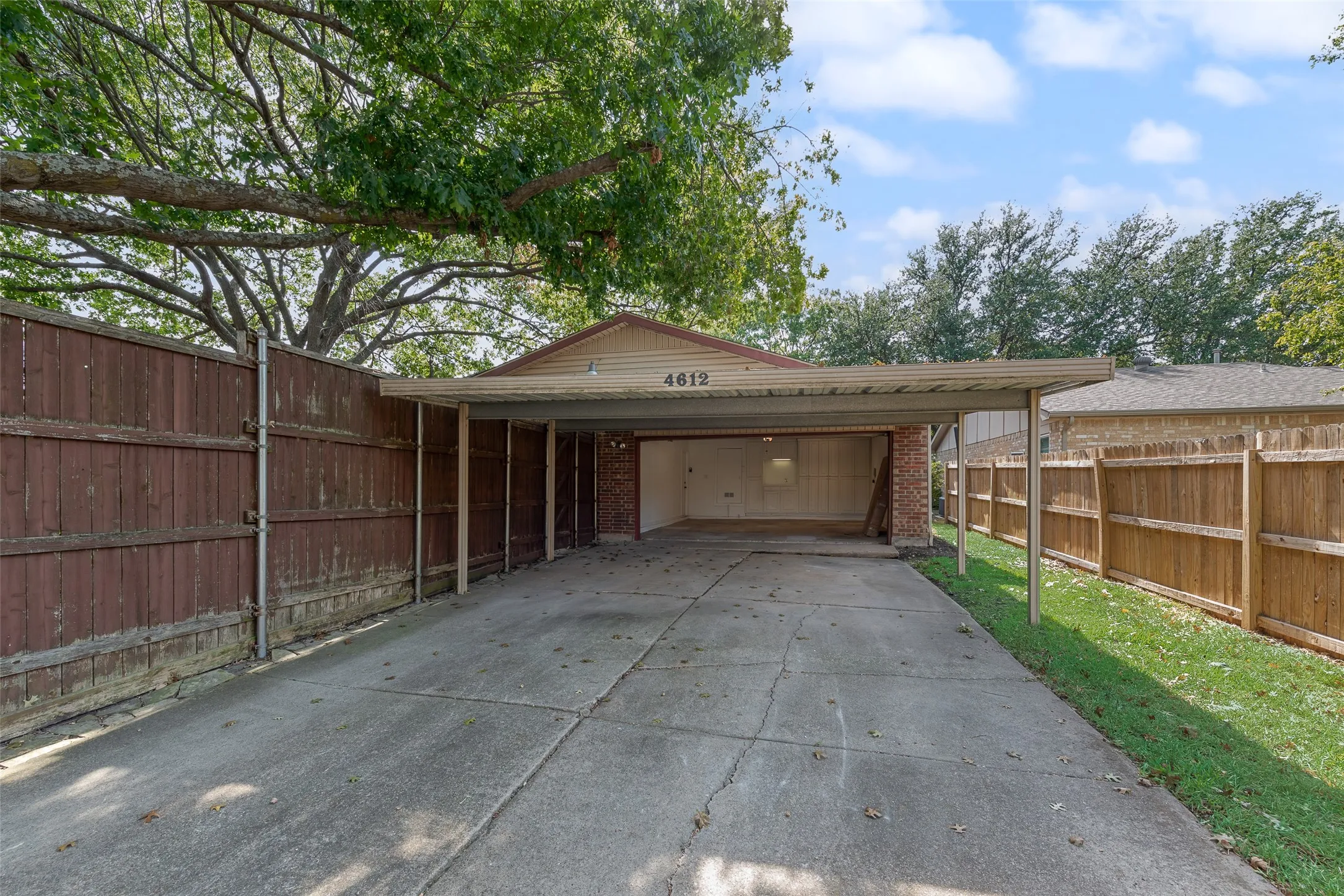 Single Family Residence For Sale in Dallas County , 4612 Gleneagle Street, Mesquite, Texas 75150, 3 Bedroom, 2 Bathroom, 2 Garage spaces, 1,472 Sqft, built in 1980, mls#21364402, Real Estate Agent in Mesquite, Homes For Sale in Dallas county, Homes For Sale in Mesquite, Realtor in Mesquite Texas, Real Estate Brokerage Independent Realty Texas, Luminita Cordes Realtor