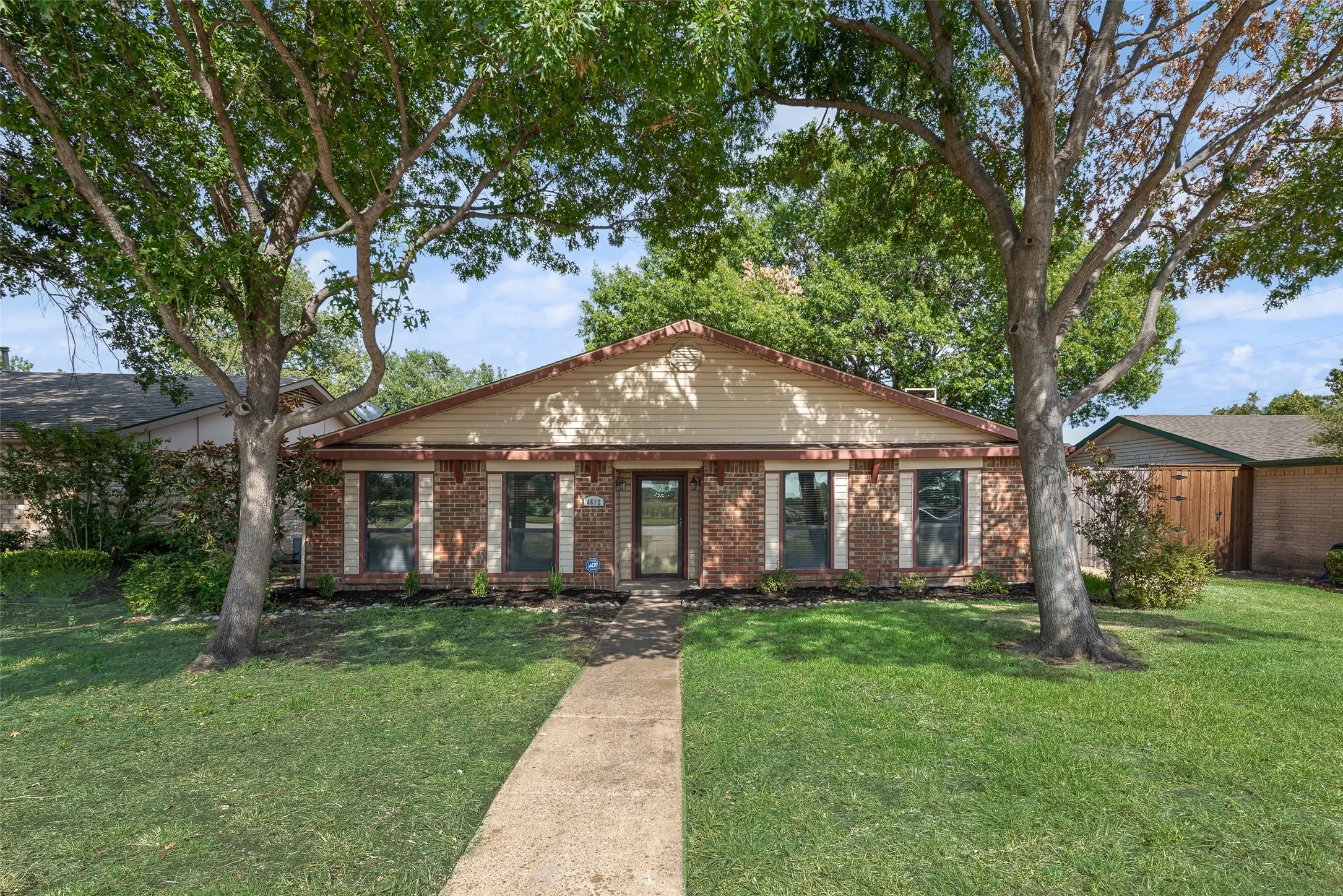 Single Family Residence For Sale in Dallas County , 4612 Gleneagle Street, Mesquite, Texas 75150, 3 Bedroom, 2 Bathroom, 2 Garage spaces, 1,472 Sqft, built in 1980, mls#21364402, Real Estate Agent in Mesquite, Homes For Sale in Dallas county, Homes For Sale in Mesquite, Realtor in Mesquite Texas, Real Estate Brokerage Independent Realty Texas, Luminita Cordes Realtor