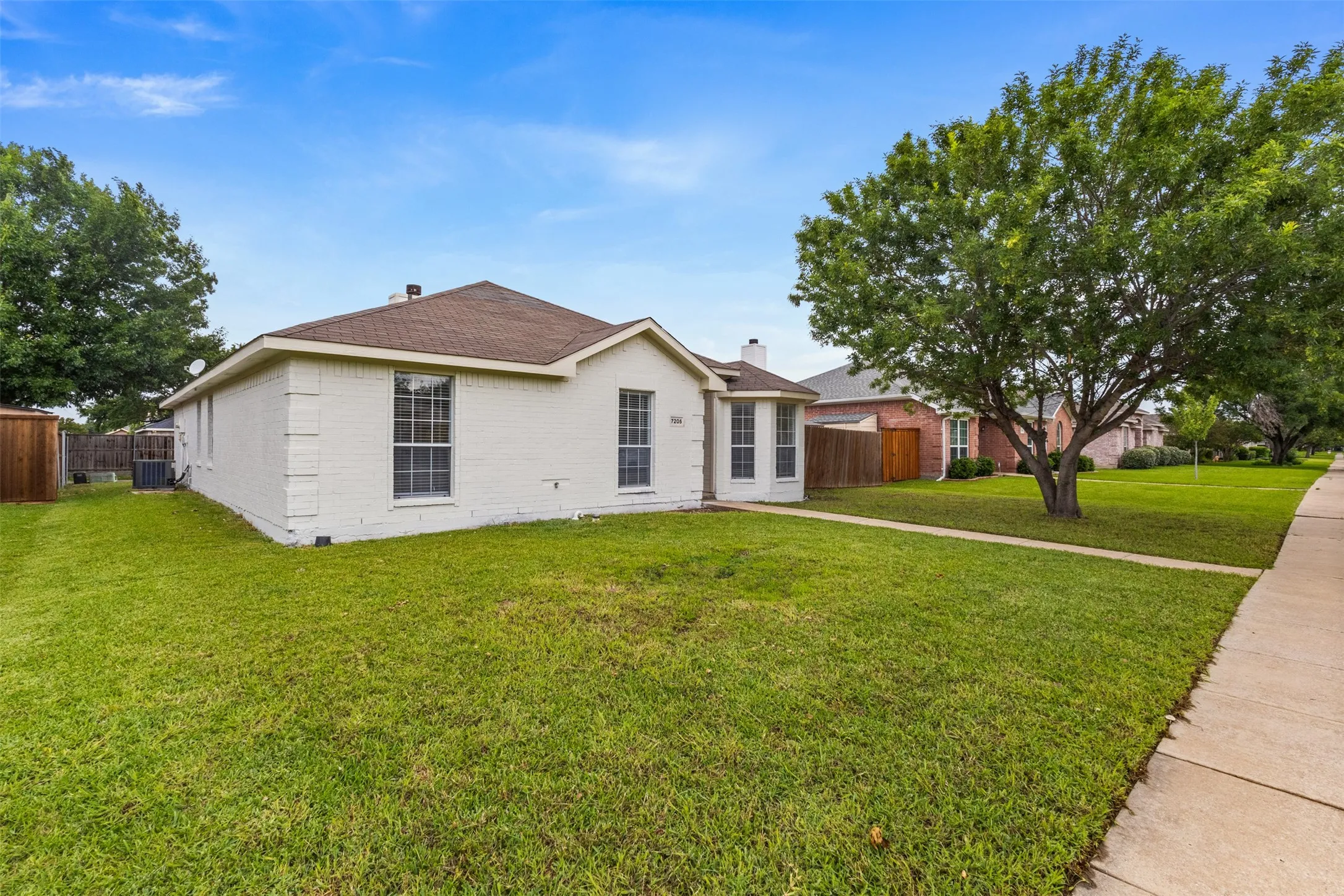 Single Family Residence For Rent in Dallas County , 7205 Airline Drive, Rowlett, Texas 75089, 3 Bedroom, 2 Bathroom, 2 Garage spaces, 1,332 Sqft, built in 1998, mls#21364417, Real Estate Agent in Rowlett, Homes For Rent in Dallas county, Homes For Rent in Rowlett, Realtor in Rowlett Texas, Real Estate Brokerage Independent Realty Texas, Luminita Cordes Realtor