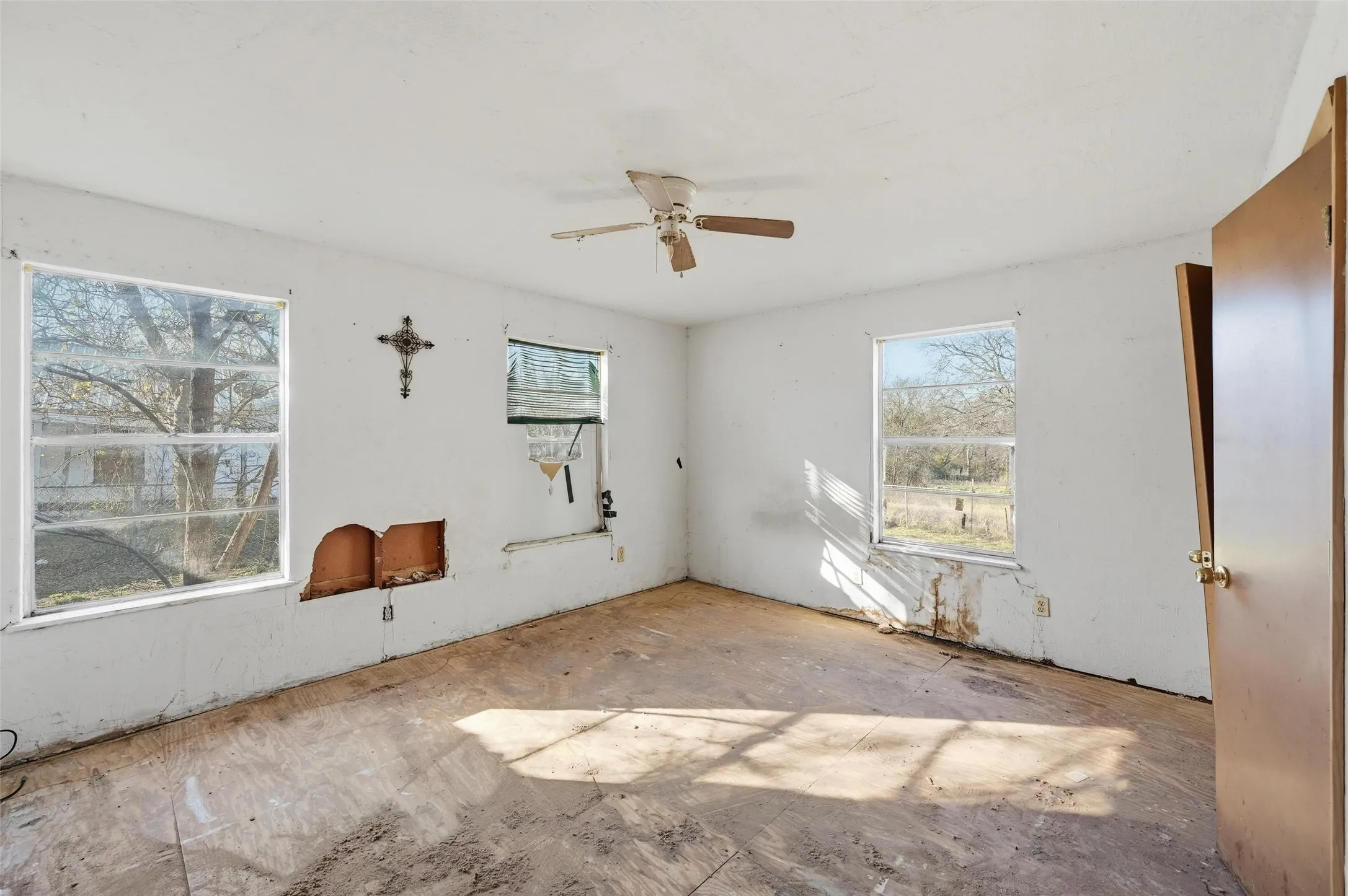 Unfurnished room featuring ceiling fan