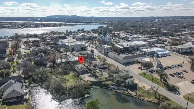 Single Family Residence For Sale in Hood County , 218 N Crockett Street, Granbury, Texas 76048, 2 Bedroom, 2 Bathroom, Garage spaces, 1,360 Sqft, built in 1980, mls#21363493, Real Estate Agent in Granbury, Homes For Sale in Hood county, Homes For Sale in Granbury, Realtor in Granbury Texas, Real Estate Brokerage Independent Realty Texas, Luminita Cordes Realtor