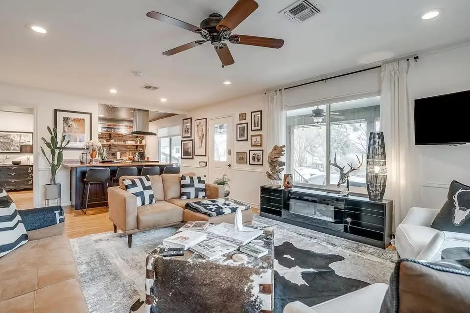 Single Family Residence For Sale in Hood County , 218 N Crockett Street, Granbury, Texas 76048, 2 Bedroom, 2 Bathroom, Garage spaces, 1,360 Sqft, built in 1980, mls#21363493, Real Estate Agent in Granbury, Homes For Sale in Hood county, Homes For Sale in Granbury, Realtor in Granbury Texas, Real Estate Brokerage Independent Realty Texas, Luminita Cordes Realtor