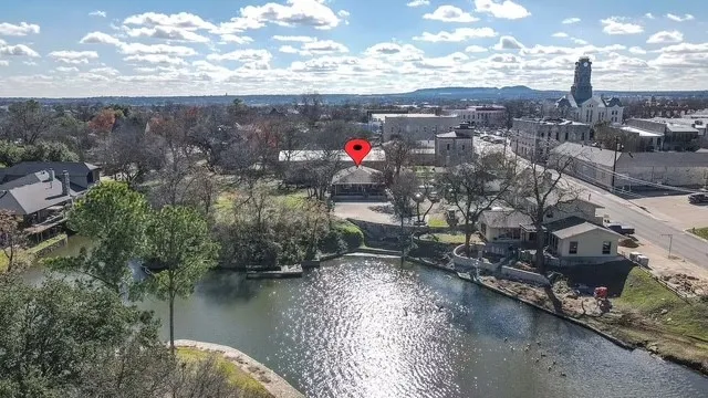 Single Family Residence For Sale in Hood County , 218 N Crockett Street, Granbury, Texas 76048, 2 Bedroom, 2 Bathroom, Garage spaces, 1,360 Sqft, built in 1980, mls#21363493, Real Estate Agent in Granbury, Homes For Sale in Hood county, Homes For Sale in Granbury, Realtor in Granbury Texas, Real Estate Brokerage Independent Realty Texas, Luminita Cordes Realtor