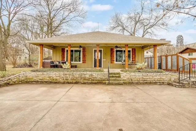 Single Family Residence For Sale in Hood County , 218 N Crockett Street, Granbury, Texas 76048, 2 Bedroom, 2 Bathroom, Garage spaces, 1,360 Sqft, built in 1980, mls#21363493, Real Estate Agent in Granbury, Homes For Sale in Hood county, Homes For Sale in Granbury, Realtor in Granbury Texas, Real Estate Brokerage Independent Realty Texas, Luminita Cordes Realtor