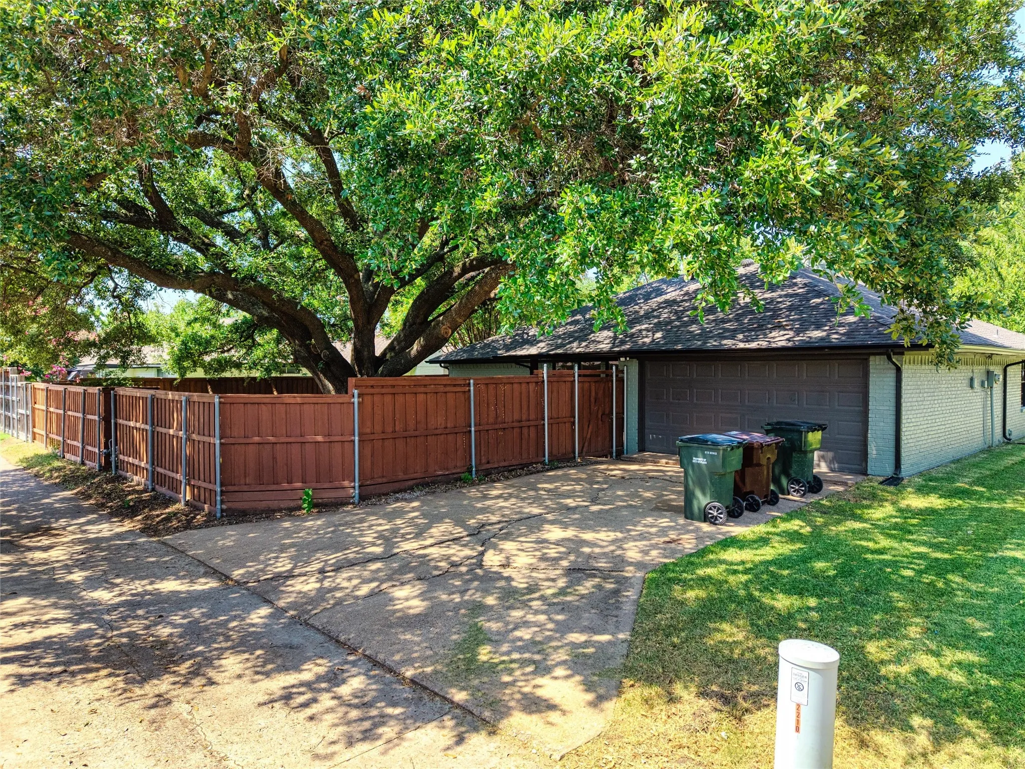 Single Family Residence For Sale in Collin County , 2208 Newcastle Circle, Plano, Texas 75075, 3 Bedroom, 2 Bathroom, 2 Garage spaces, 1,874 Sqft, built in 1976, mls#21362448, Real Estate Agent in Plano, Homes For Sale in Collin county, Homes For Sale in Plano, Realtor in Plano Texas, Real Estate Brokerage Independent Realty Texas, Luminita Cordes Realtor