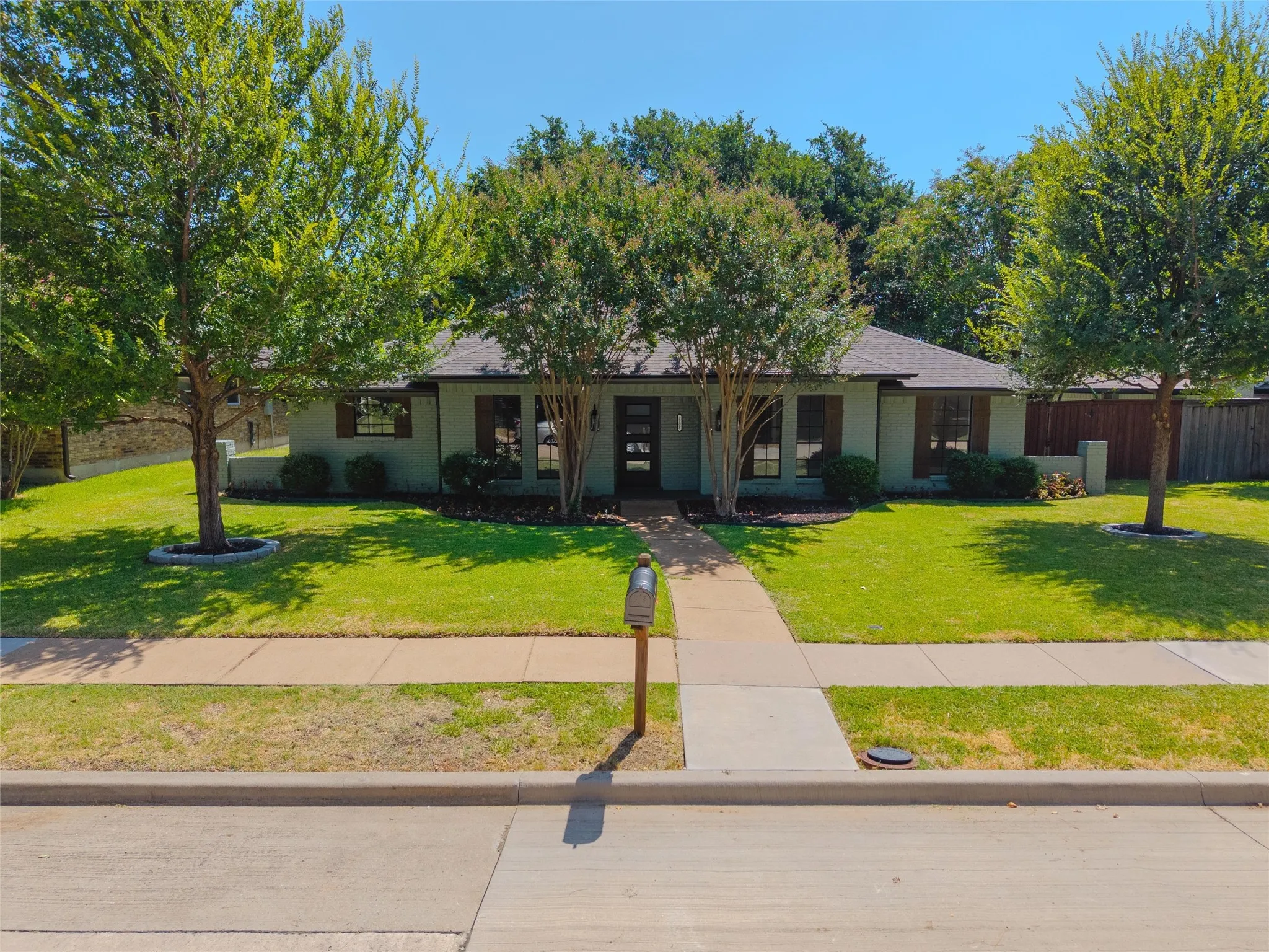 Single Family Residence For Sale in Collin County , 2208 Newcastle Circle, Plano, Texas 75075, 3 Bedroom, 2 Bathroom, 2 Garage spaces, 1,874 Sqft, built in 1976, mls#21362448, Real Estate Agent in Plano, Homes For Sale in Collin county, Homes For Sale in Plano, Realtor in Plano Texas, Real Estate Brokerage Independent Realty Texas, Luminita Cordes Realtor